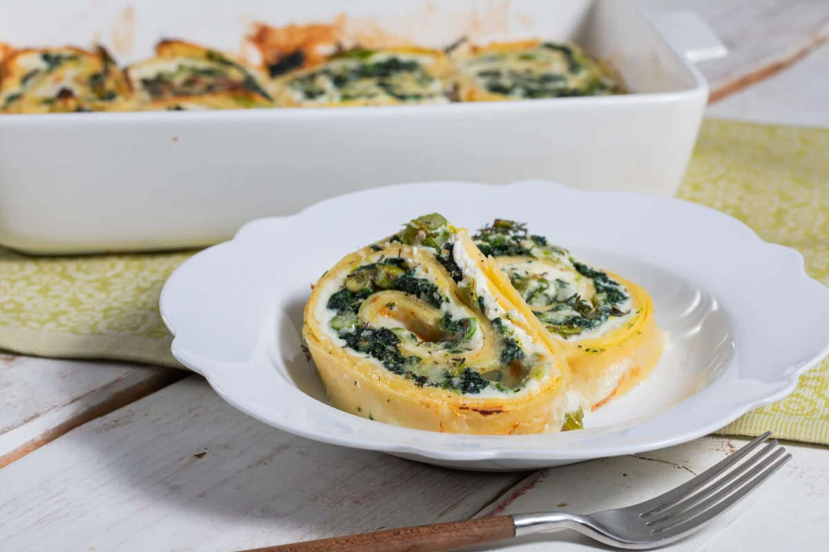 Rotolo di crêpes con asparagi e spinaci