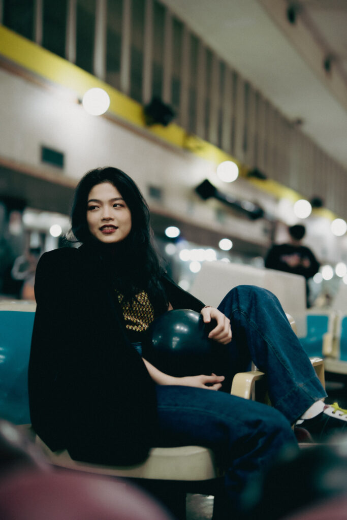 Cách tạo dáng chụp ảnh style Hongkong cho con gái khi mặc quần Jean