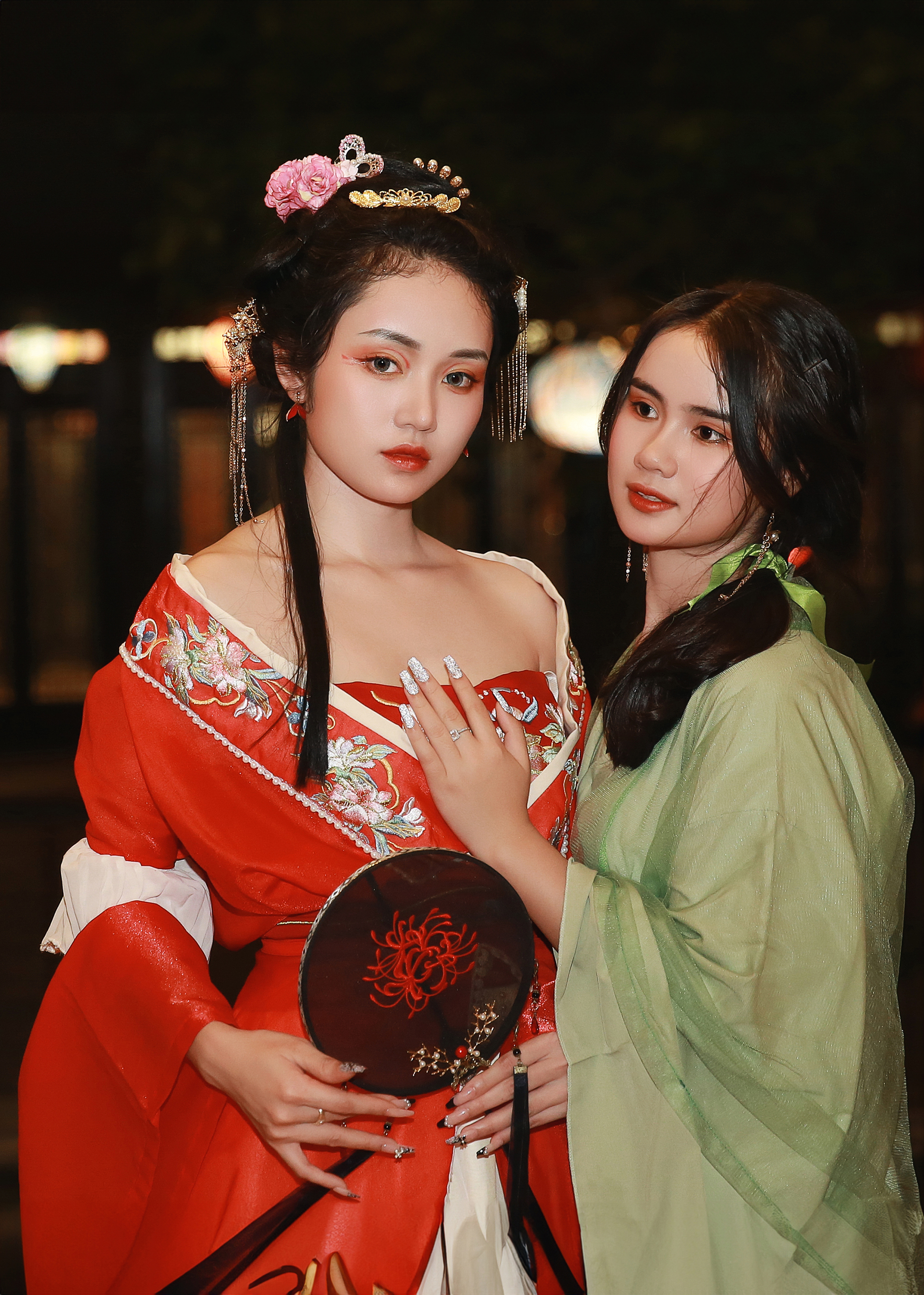 Chị em chụp ảnh cổ trang tại Ninh Bình