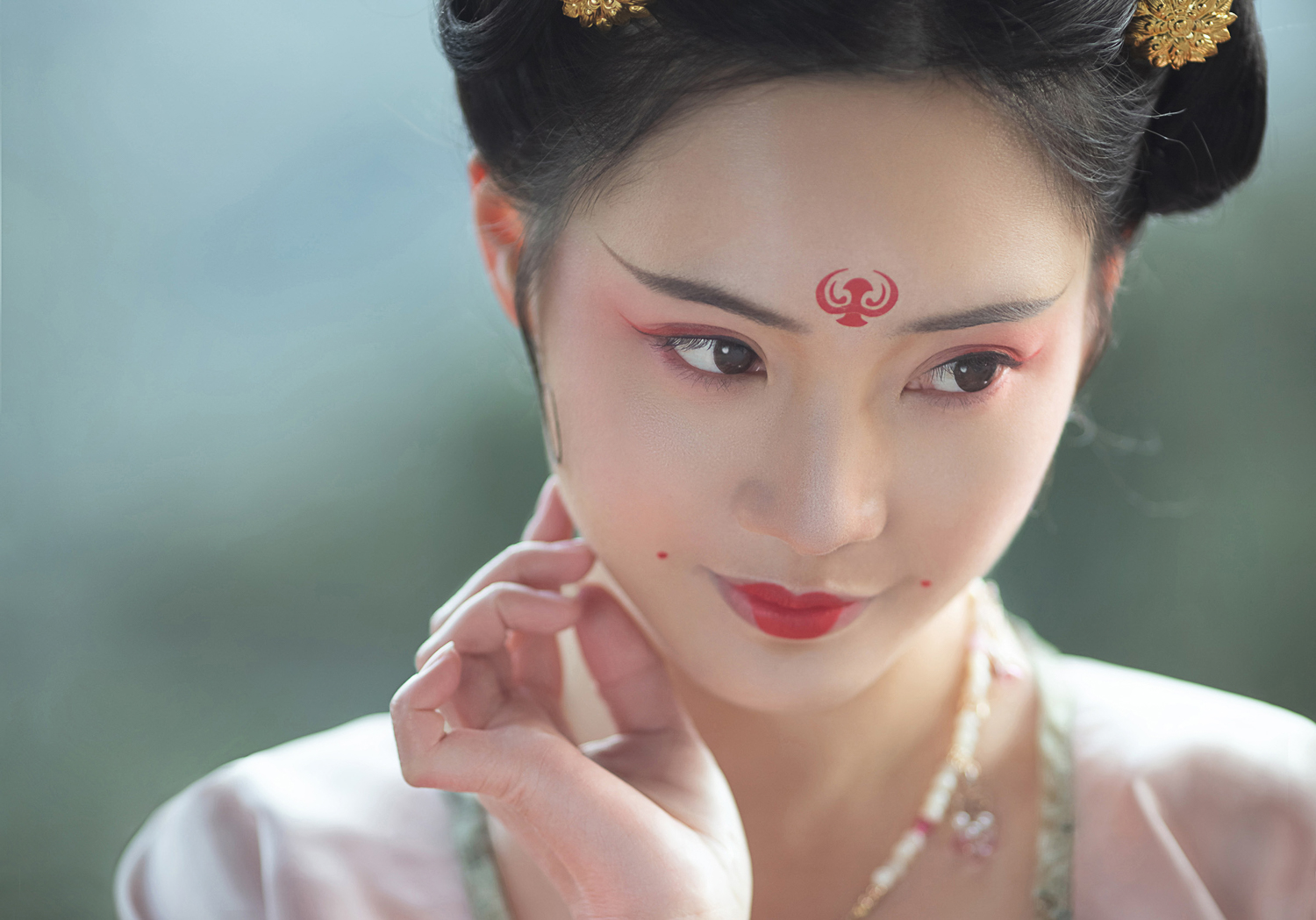 Ảnh cổ phong Trung Hoa thời Đường - woman with a red face and a gold crown on her head