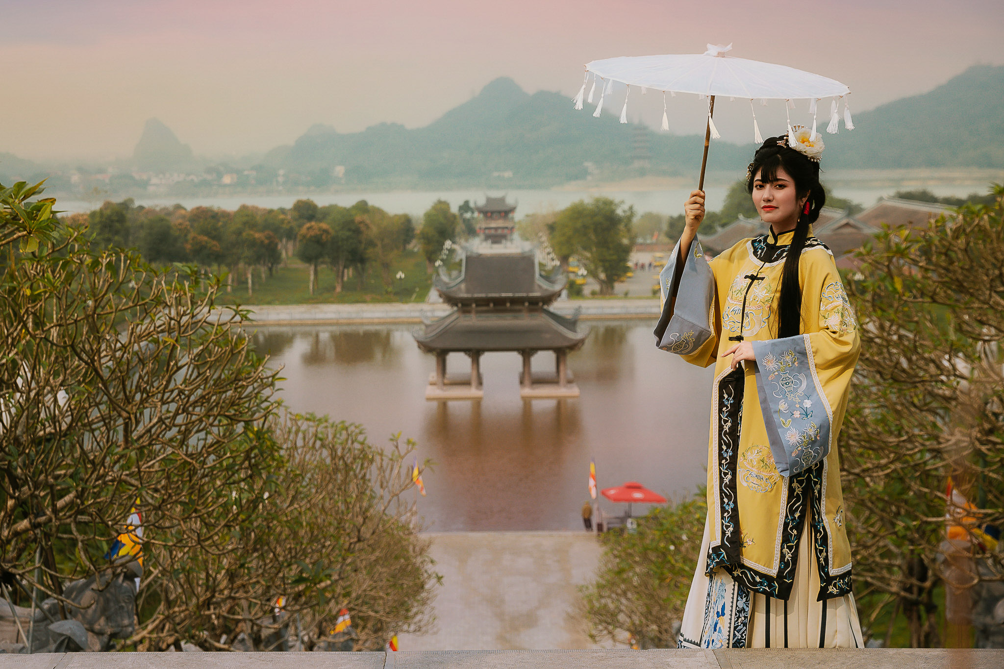 Chup anh co trang tai Trang An Bai Dinh