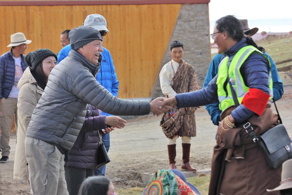 2019 China-Maduo IMG_3382 Jarvis+Tibetan community rangers.jpg
