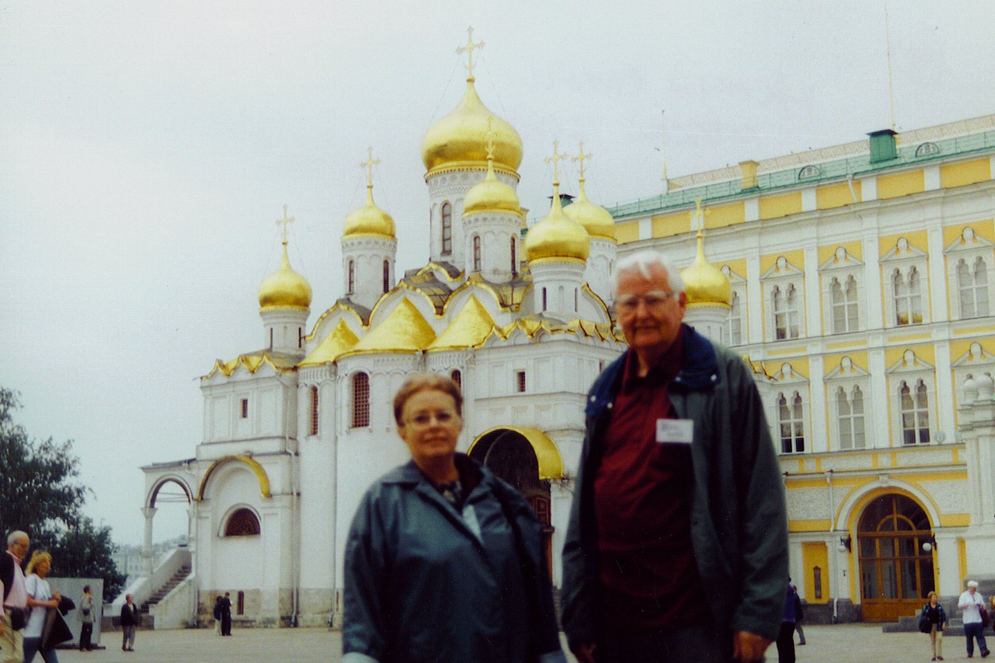 A photo of Anelle and Ted in front of a large white palace with golden domes.