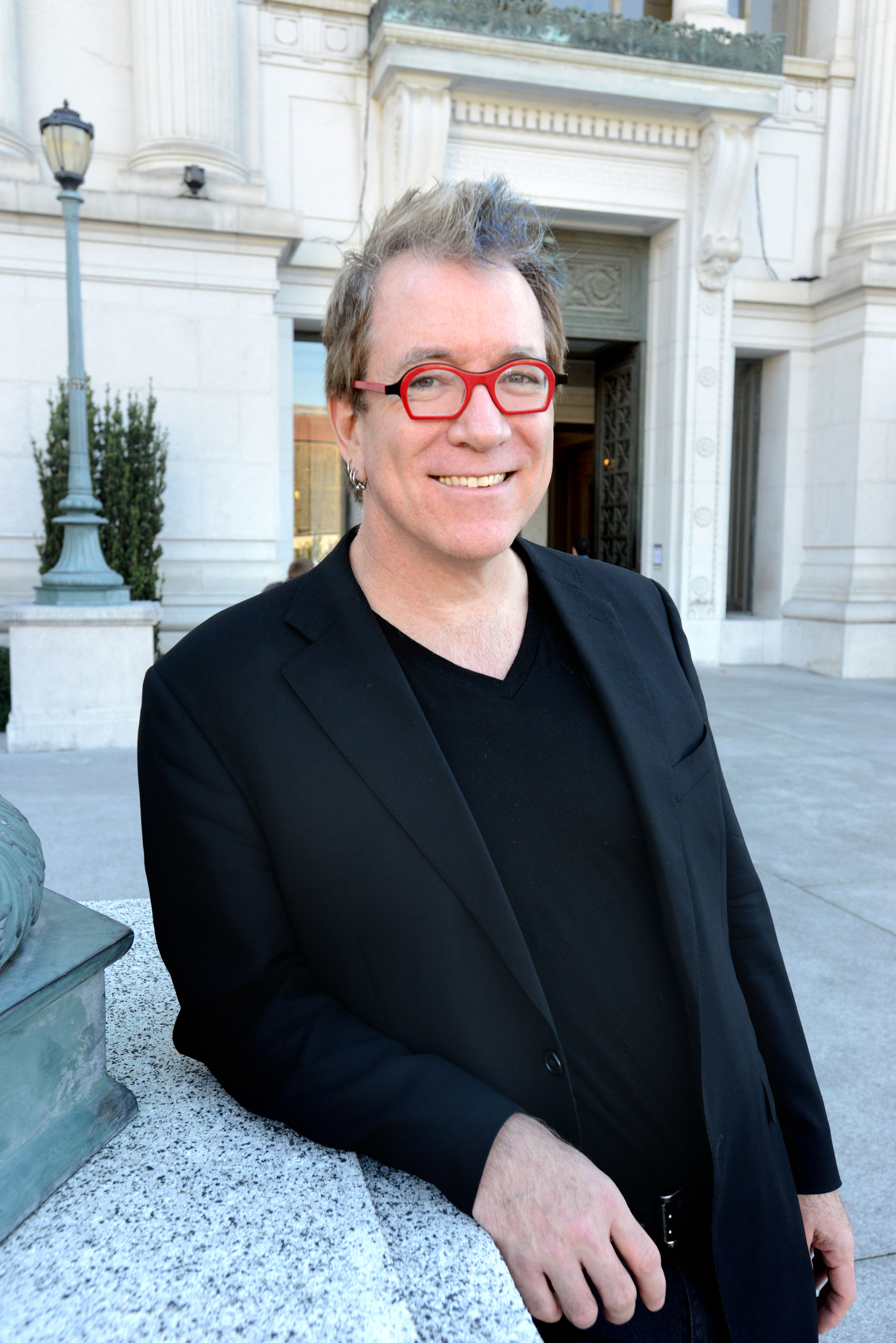 Photo of Jeffrey in red glasses in front of Doe Library