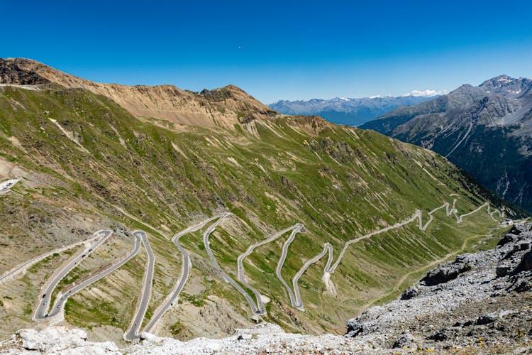 Serpentiny průsmyku Stelvio v italských Alpách