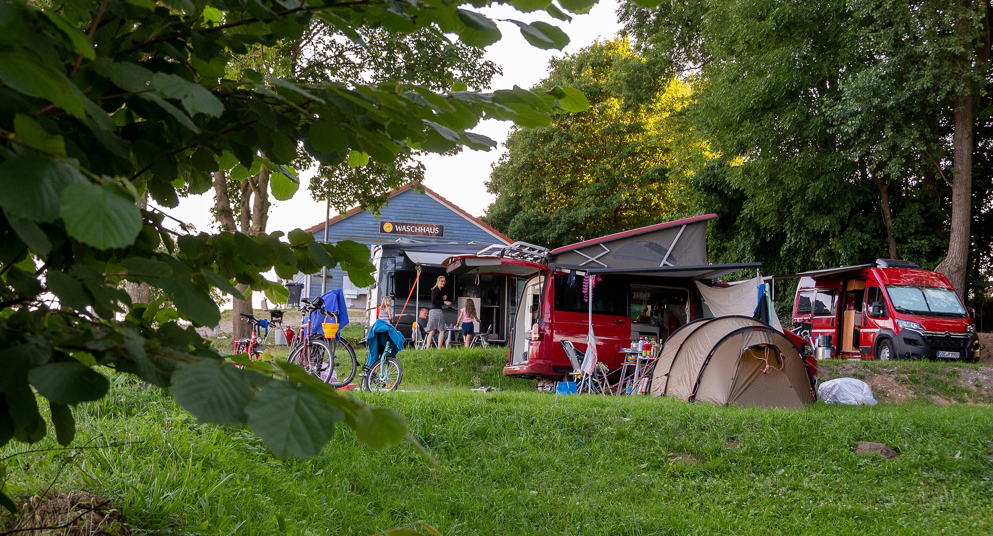 Rasen-Terrassenstellplätze M (50 bis 79m²)