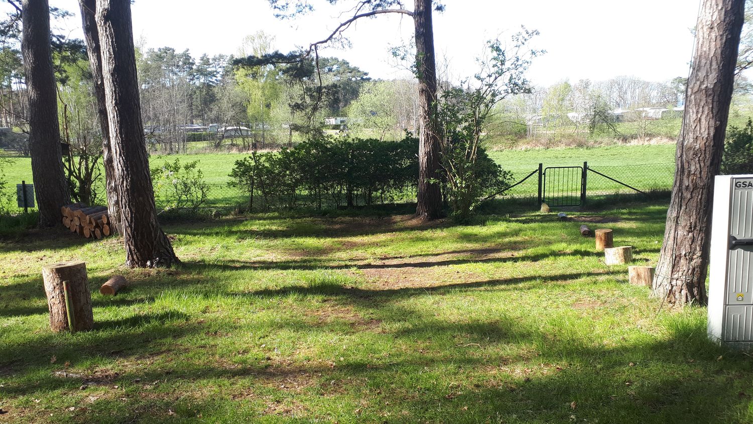 Emplacement M - Camping-car jusqu'à 6 mètres / tente 3-4 personnes