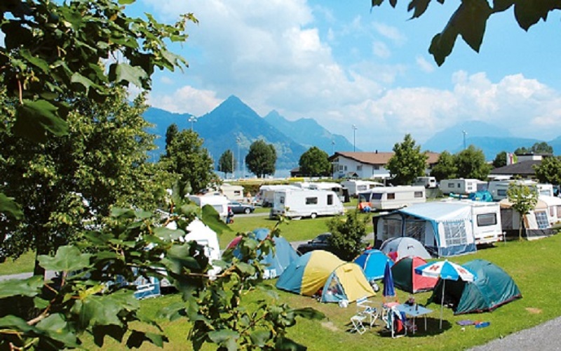 Kleines Zelt ohne Fahrzeug Zeltplatz