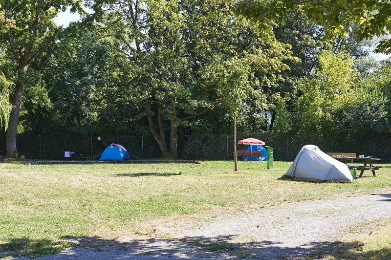 Piazzola piccola tenda con veicolo