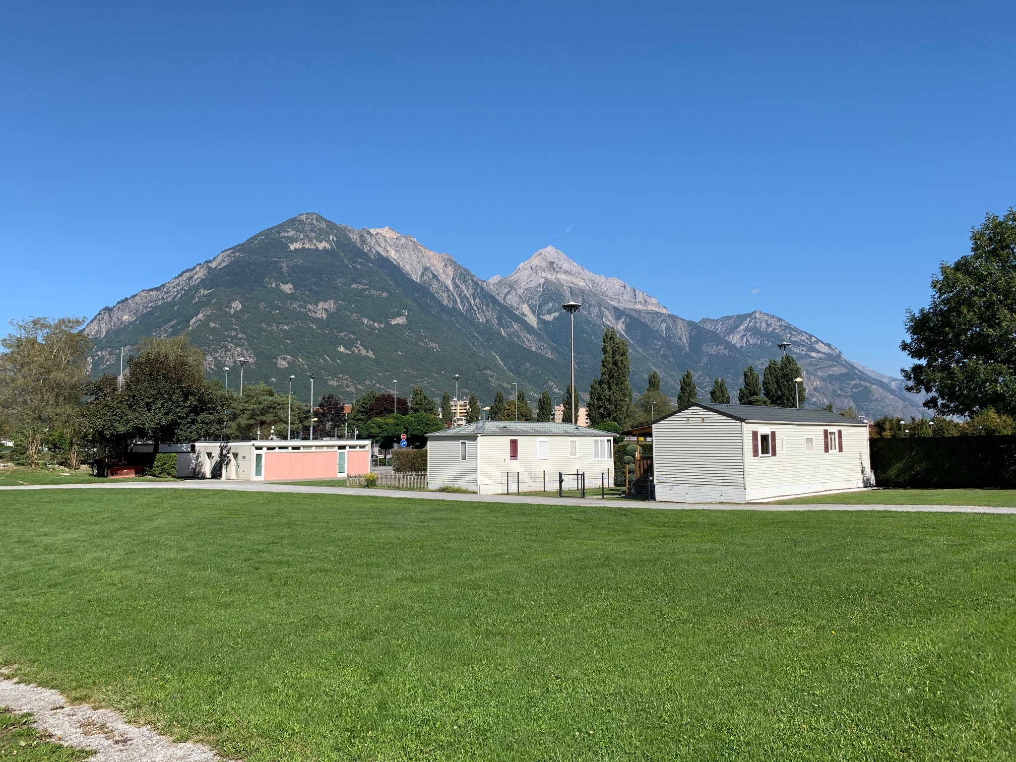 Emplacement petite tente avec véhicule