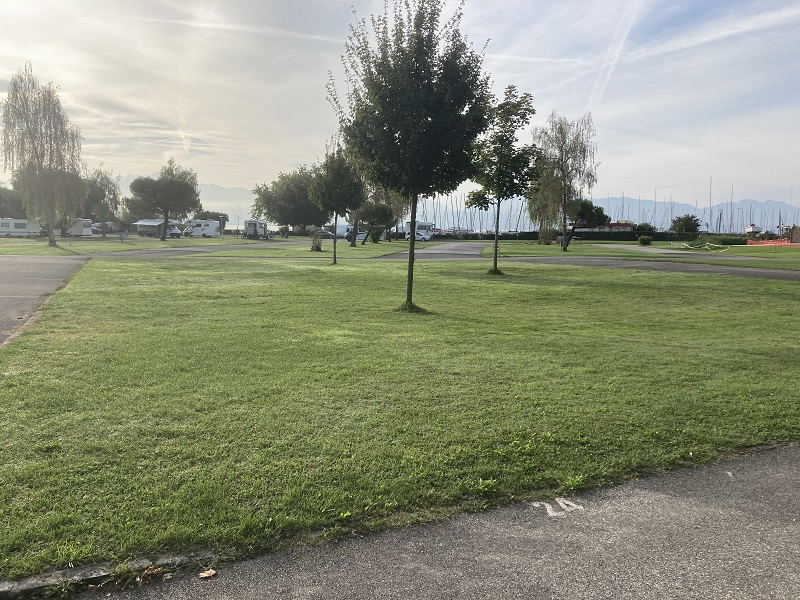 Emplacement petite tente avec véhicule