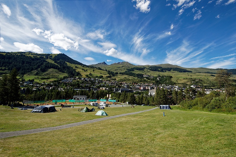 Kleines Zelt mit Fahrzeug Zeltplatz