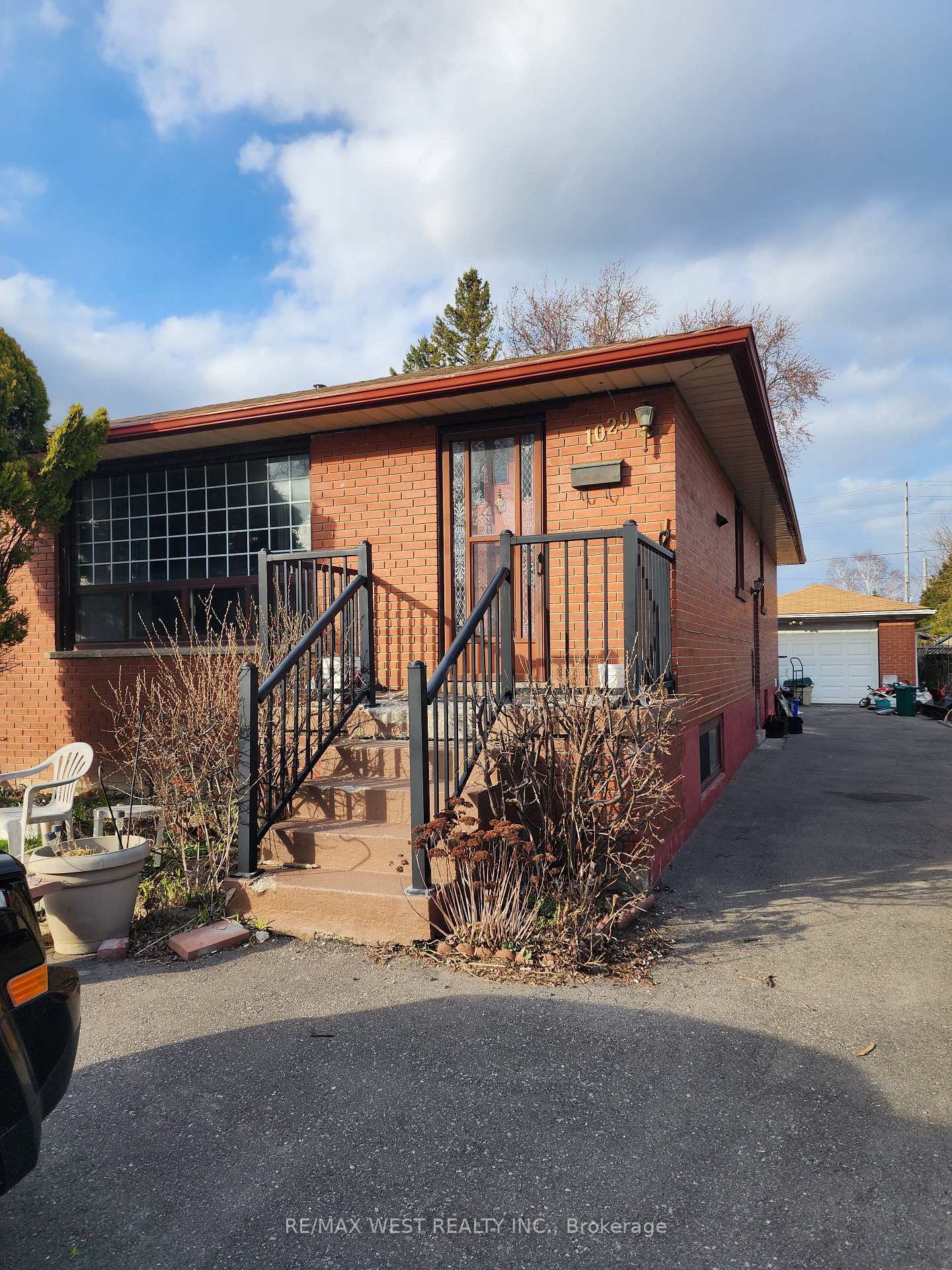 1029 Edgeleigh Avenue Mississauga Ontario Canada Sold residential Grace Soares RE/MAX West Realty Inc., Brokerage *