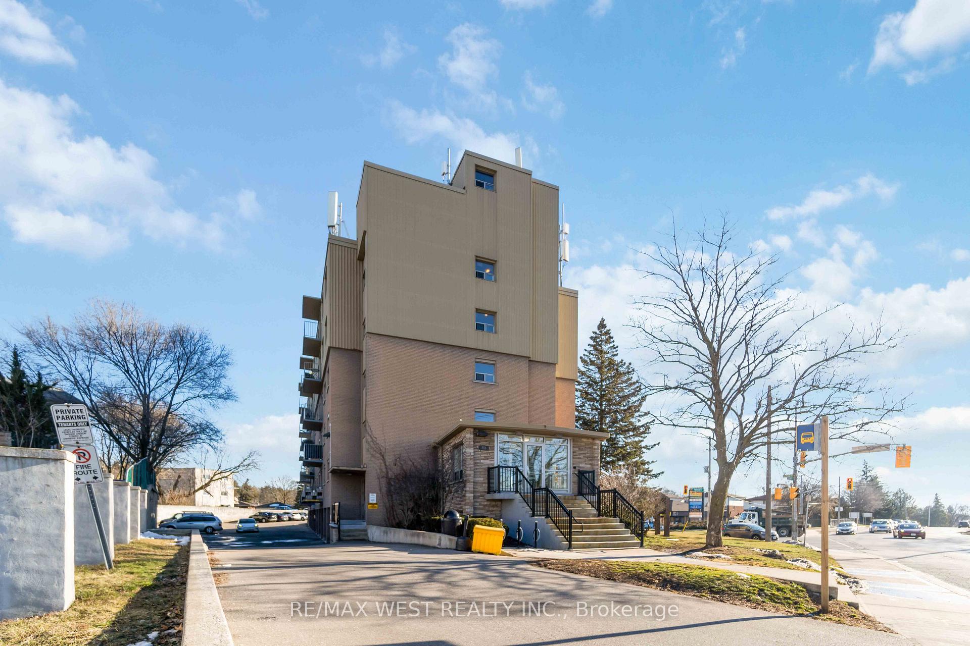 90 - 283 Fairway Road N Kitchener Ontario Canada Sale residential HARRY SARVAIYA RE/MAX West Realty Inc., Brokerage *