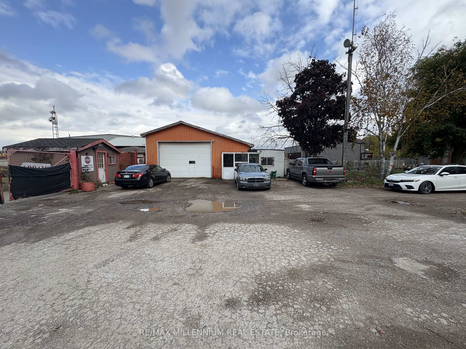 422 Tiffin Street Barrie Ontario Canada Lease commercial Armani Bhatti Brokerage Information: Not available, please contact website owner