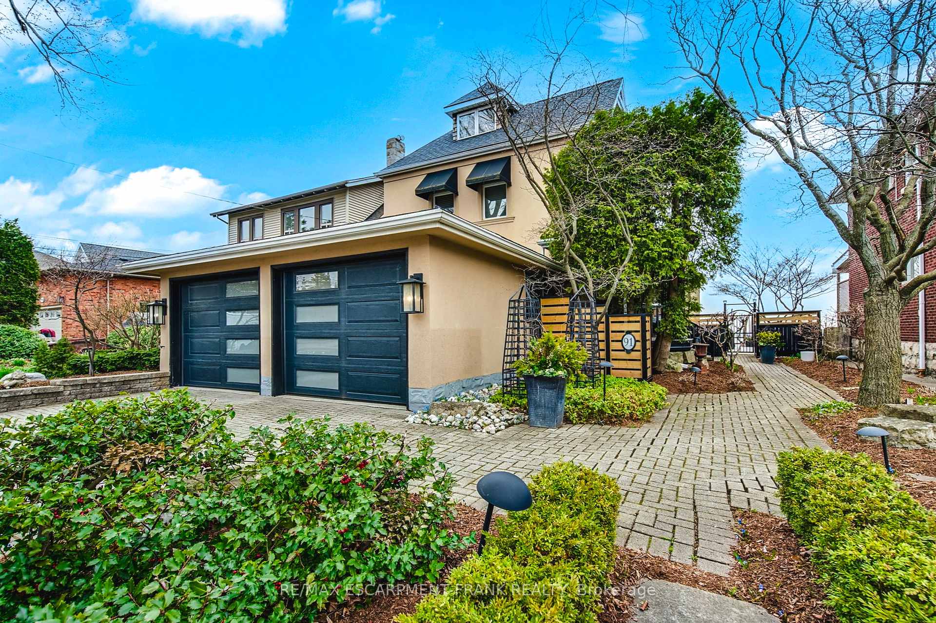 91 MOUNTAIN PARK Avenue Hamilton Ontario Canada Sale residential Monika Vaid RE/MAX GOLD REALTY INC.