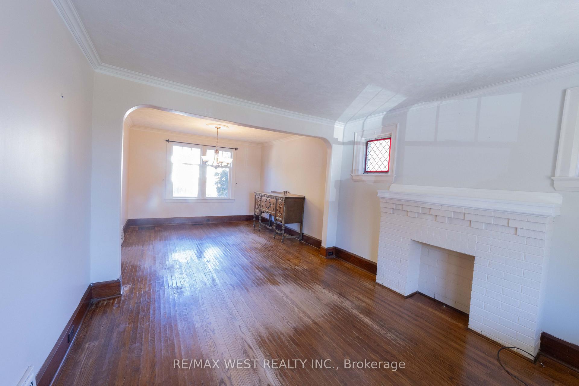 314 Gliddon Avenue Oshawa Ontario Canada Sale residential   RE/MAX West Realty Inc., Brokerage *