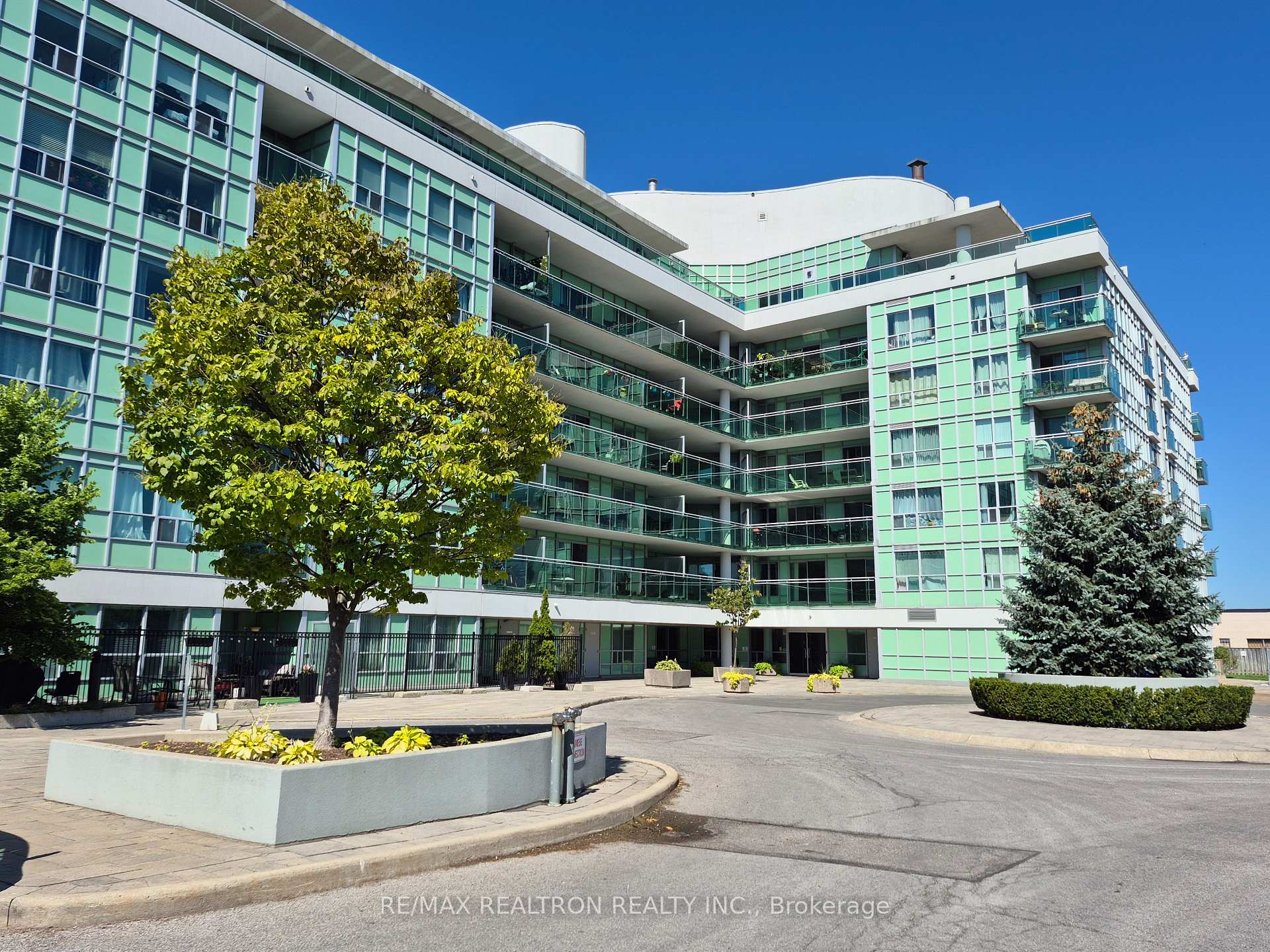 527 - 60 Fairfax Crescent Toronto Ontario Canada Sale residential Adel Poltoratskaya Royal Team Realty Inc. Brokerage*