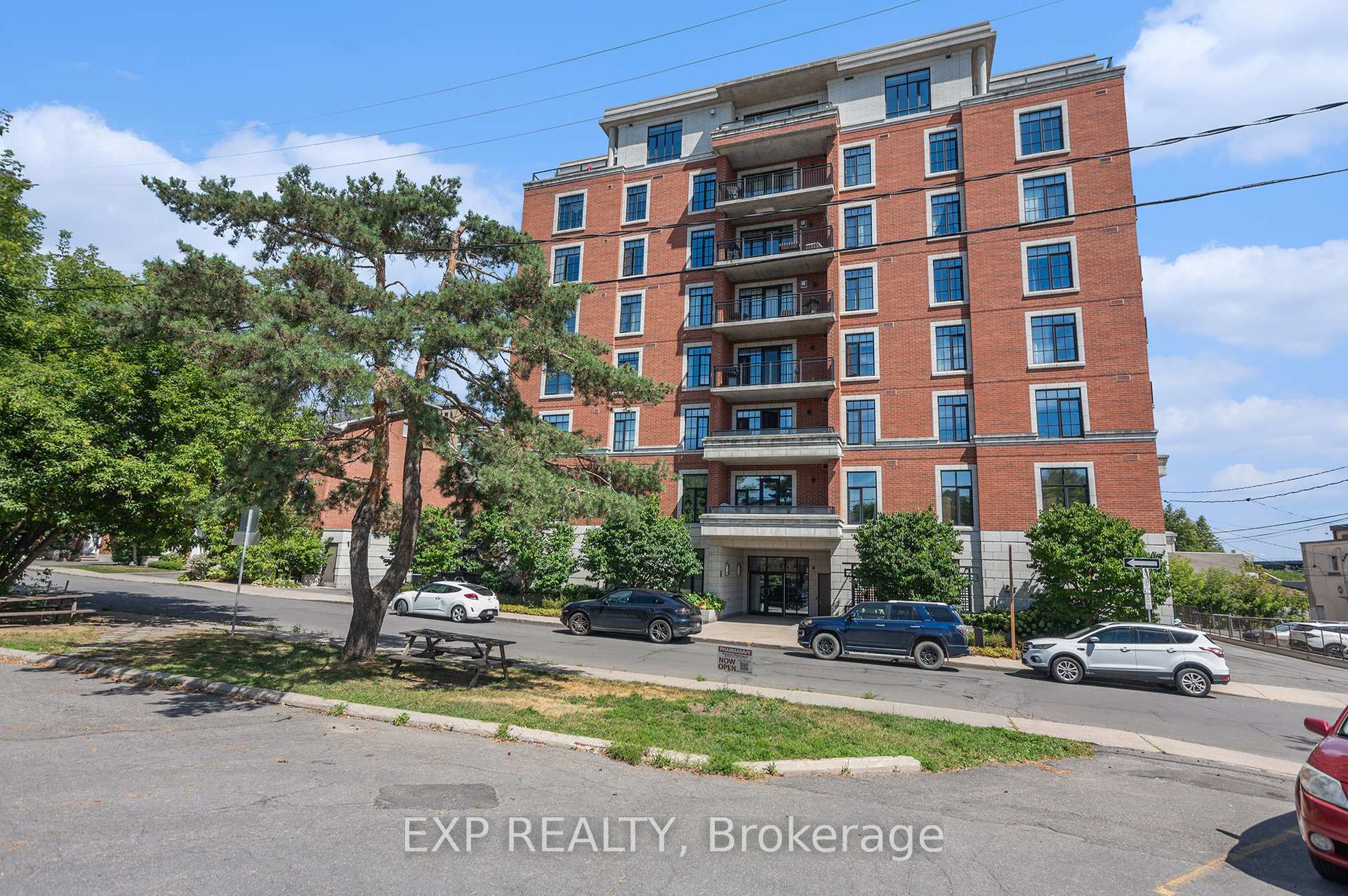 403 - 327 Breezehill Avenue S Ottawa Ontario Canada Sale residential Henga Nayeri Right at Home Realty, Brokerage*