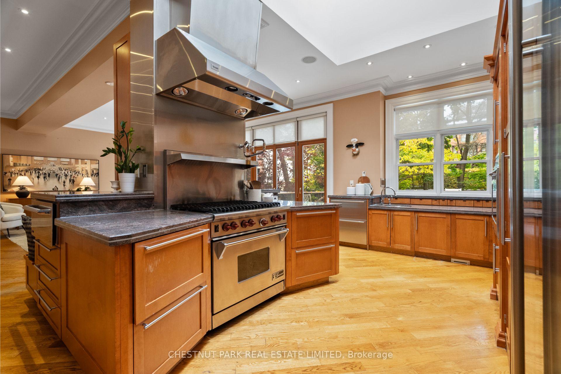 6 Bedroom Single Family Home/House's Image 9