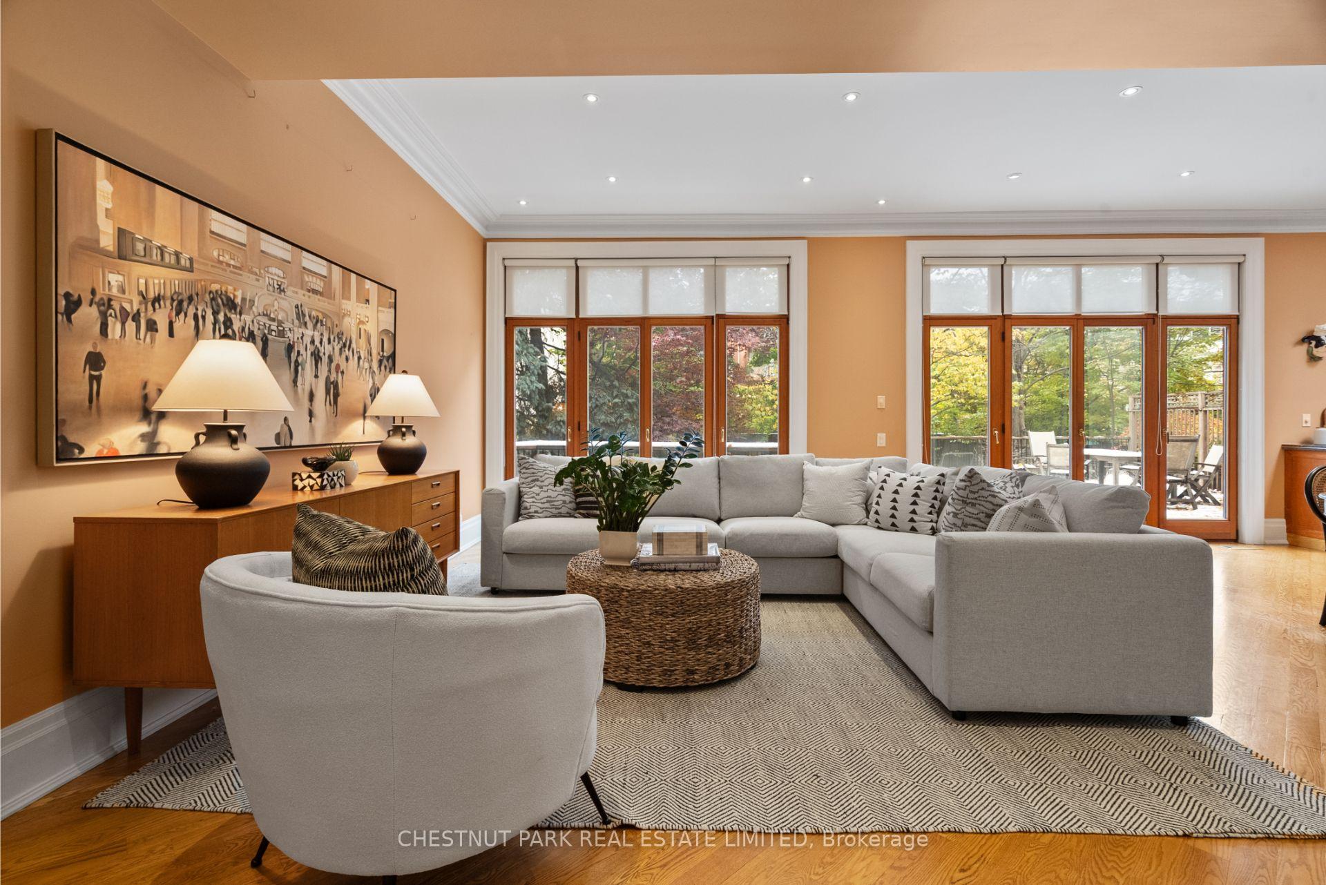 6 Bedroom Single Family Home/House's Image 7