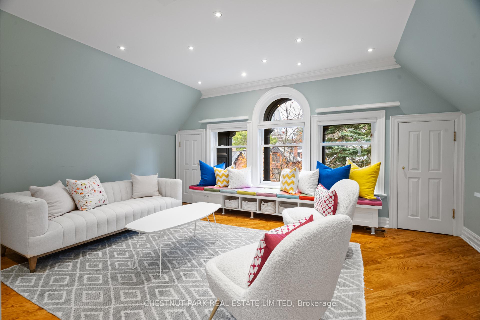 6 Bedroom Single Family Home/House's Image 26