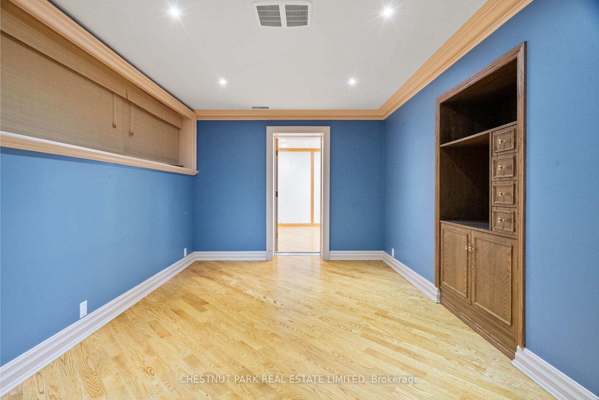 6 Bedroom Single Family Home/House's Image 28