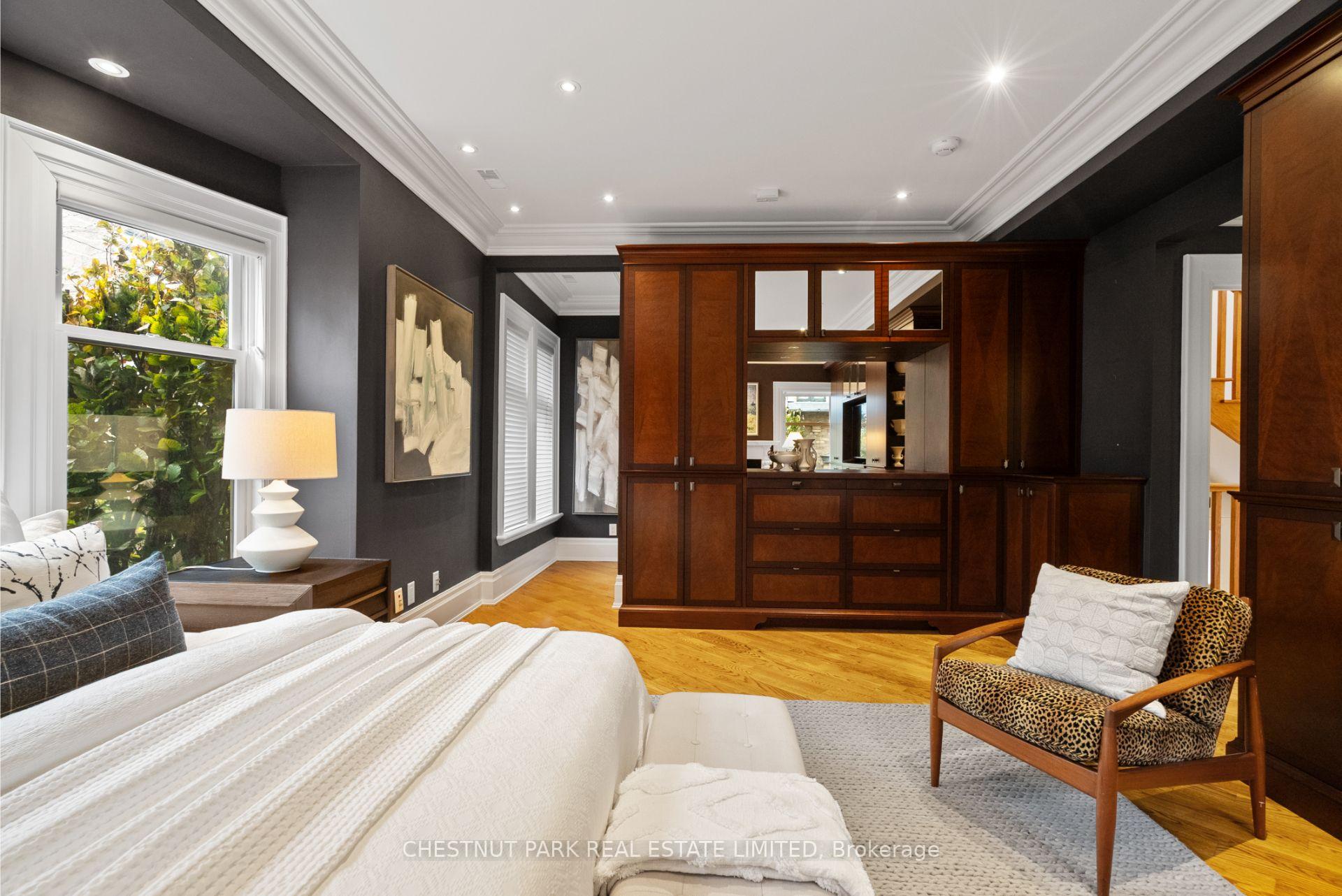 6 Bedroom Single Family Home/House's Image 15
