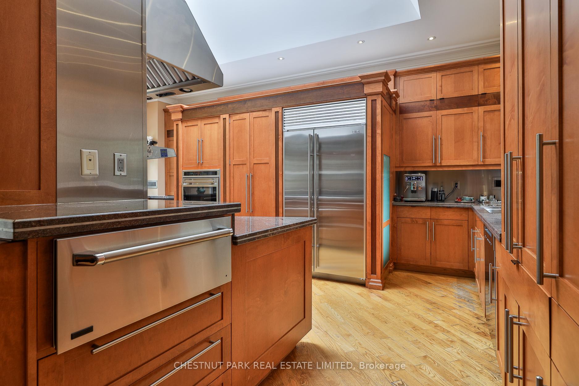 6 Bedroom Single Family Home/House's Image 10