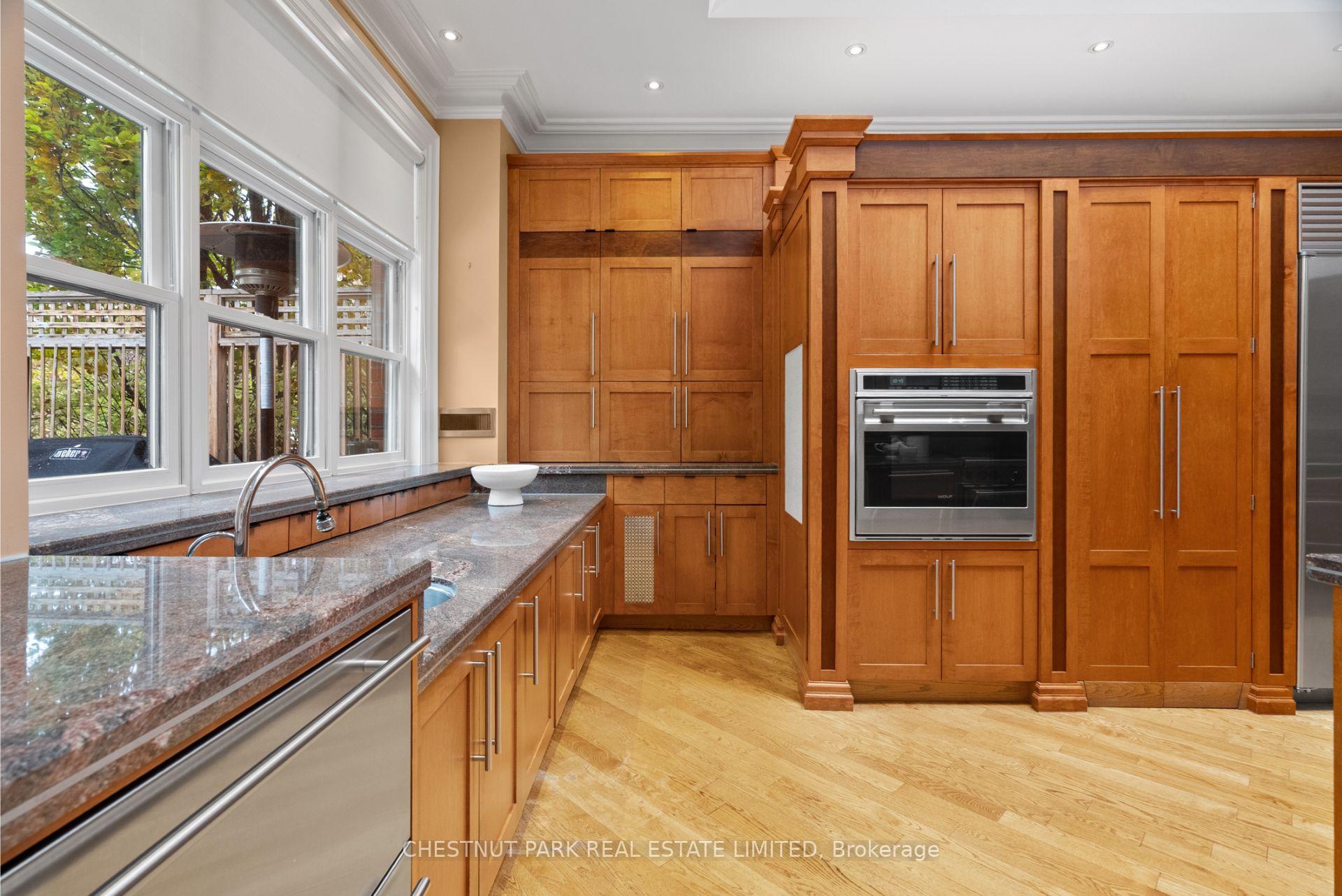 6 Bedroom Single Family Home/House's Image 11