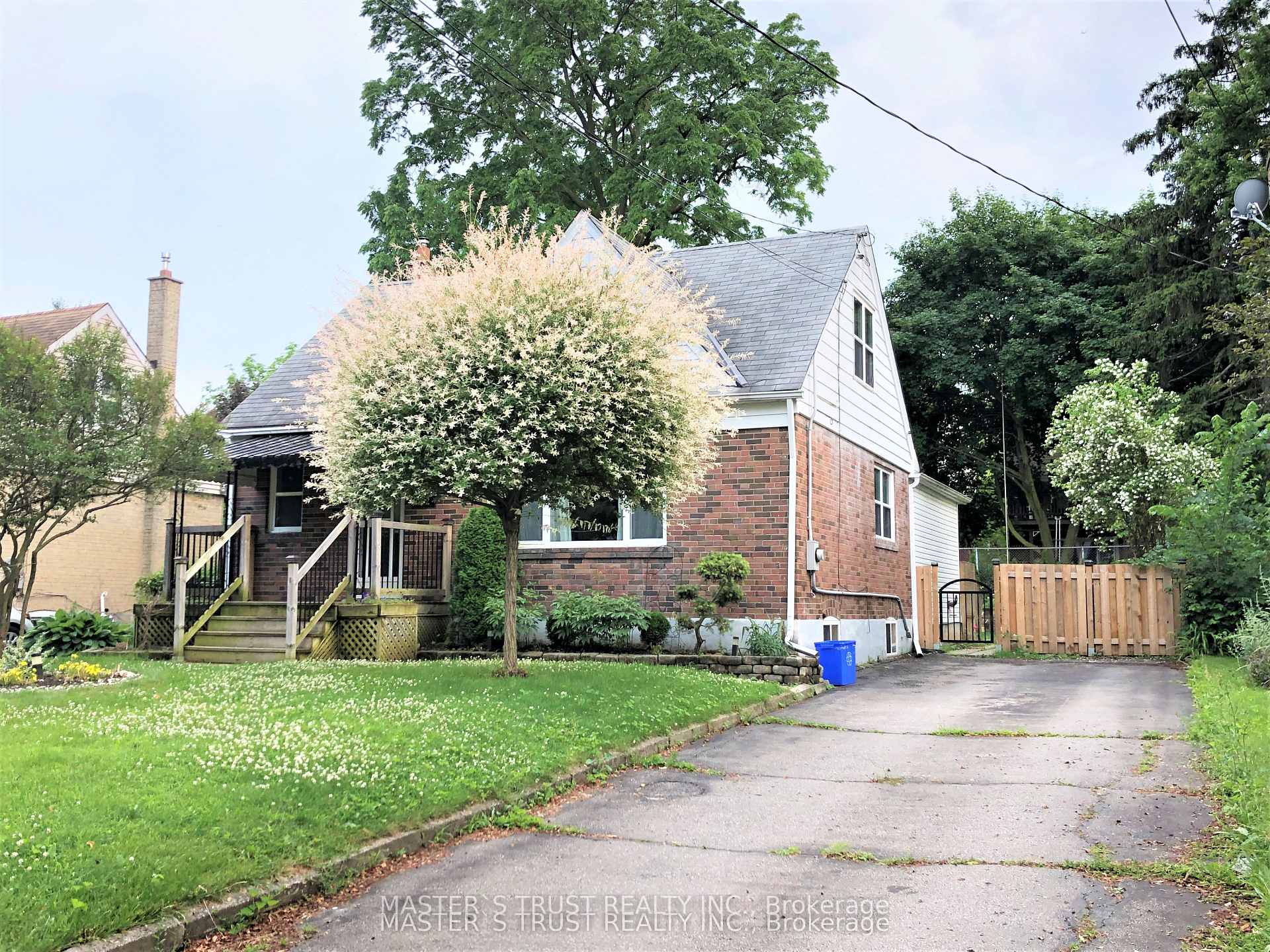 262 Queen Mary Drive Oakville Ontario Canada Rent residential Monika Vaid RE/MAX GOLD REALTY INC.