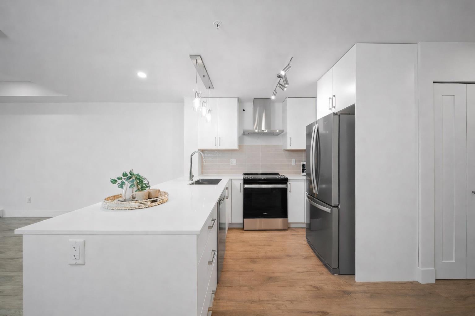 30 6328 KING GEORGE BOULEVARD Surrey British Columbia Canada Sale residential Kevin Jelski Pathway Executives Realty Inc.