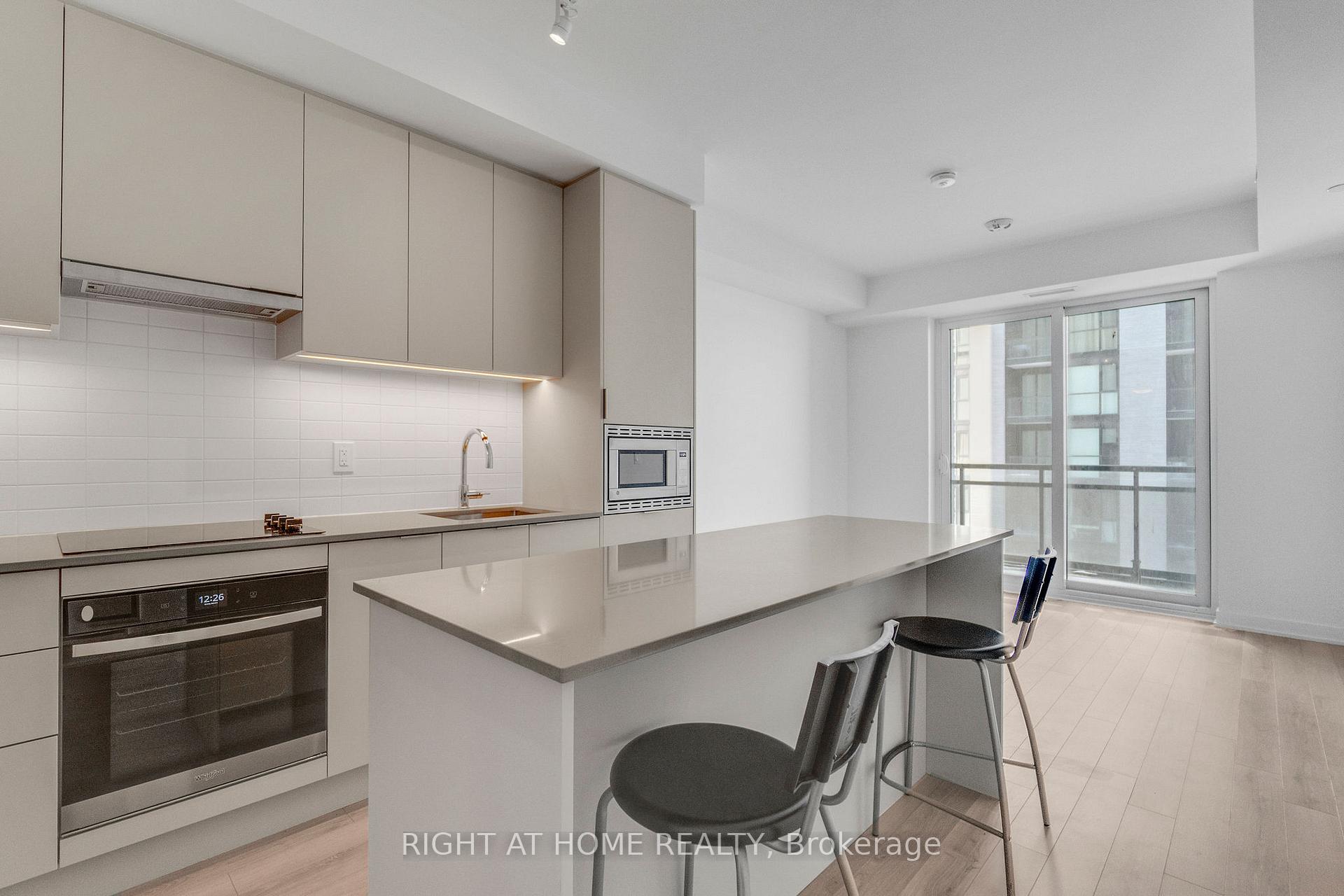 902 - 3071 Trafalgar Road Oakville Ontario Canada Rent residential Angela Wong Right at Home Realty, Brokerage*