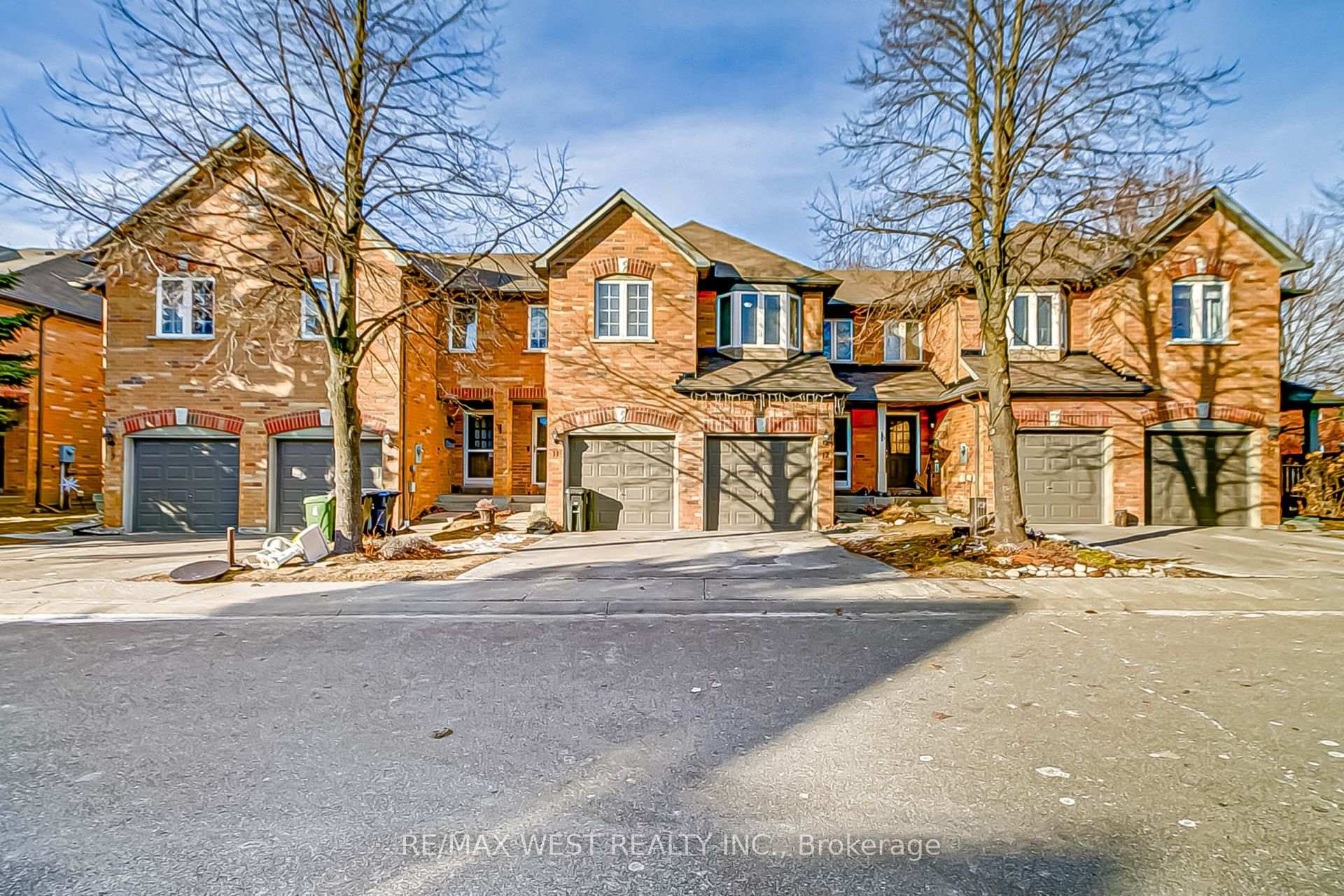 12 - 6400 Lawrence Avenue E Toronto Ontario Canada Sale residential Helen Nioras RE/MAX West Realty Inc., Brokerage *