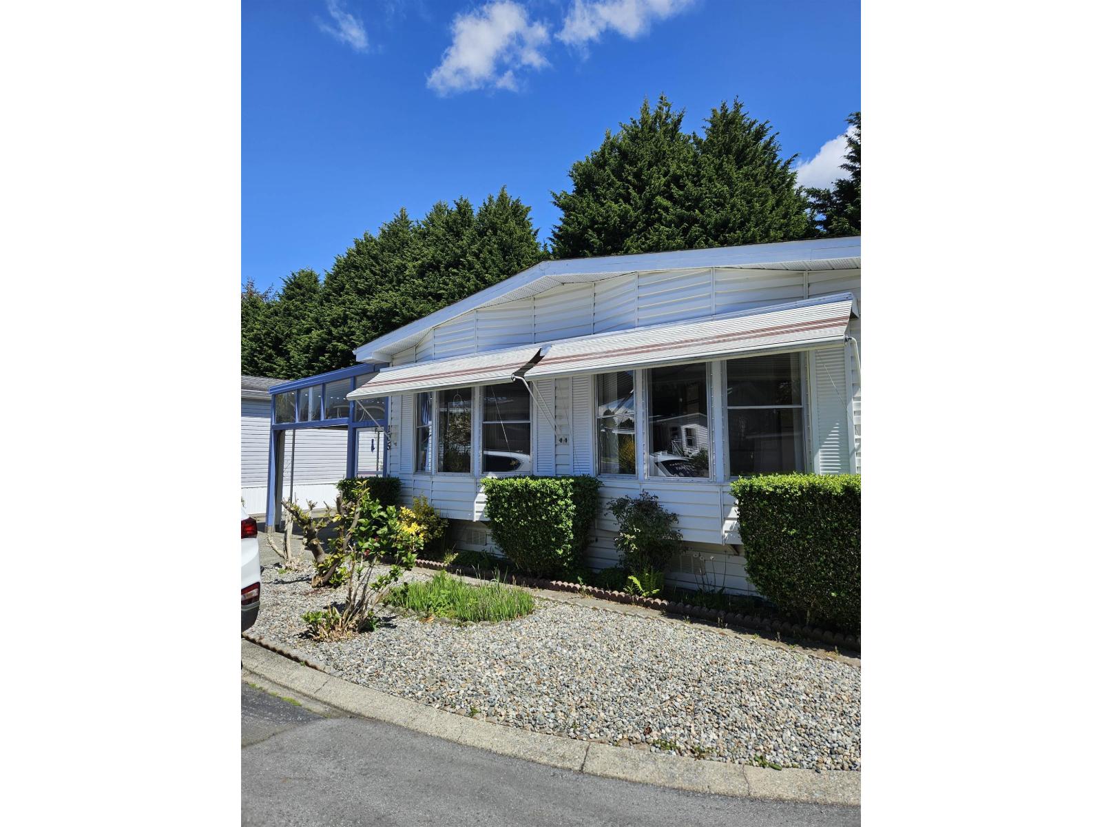 105 2062 KING GEORGE HIGHWAY Surrey British Columbia Canada Sale residential   HomeLife Benchmark Realty Corp.