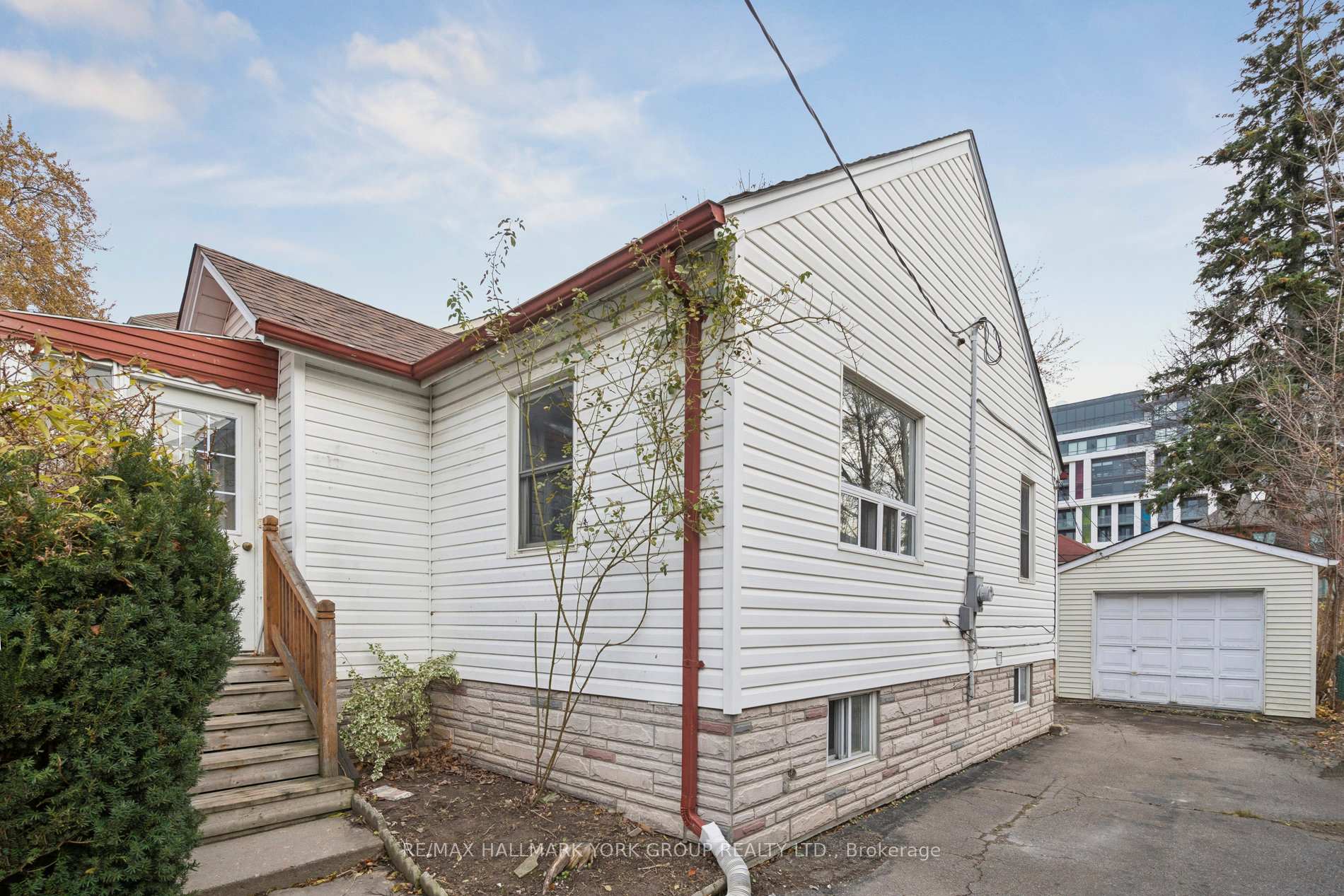 211 Maplehurst Avenue Toronto Ontario Canada Rent residential Michael Mealia RE/MAX Hallmark York Group Realty Ltd., Brokerage