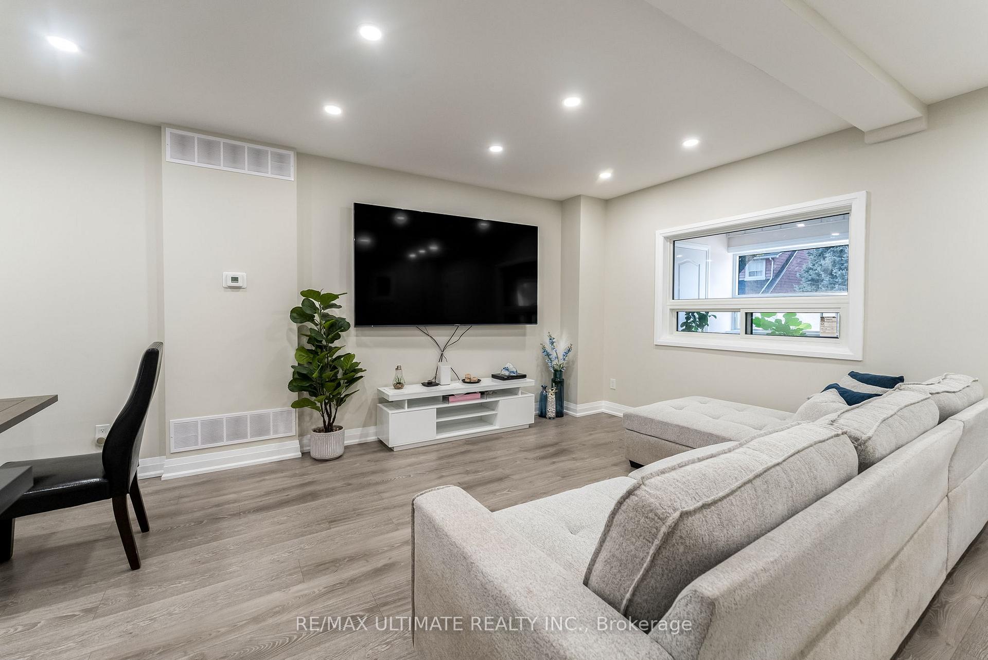 47 Mahoney Avenue Toronto Ontario Canada Sale residential Paulette Lewis RE/MAX Ultimate Realty Inc., Brokerage *