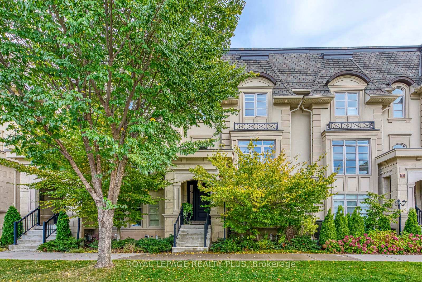 221 Hanover Street Oakville Ontario Canada Sale residential Mary Montgomery Royal LePage Realty Plus, Brokerage*