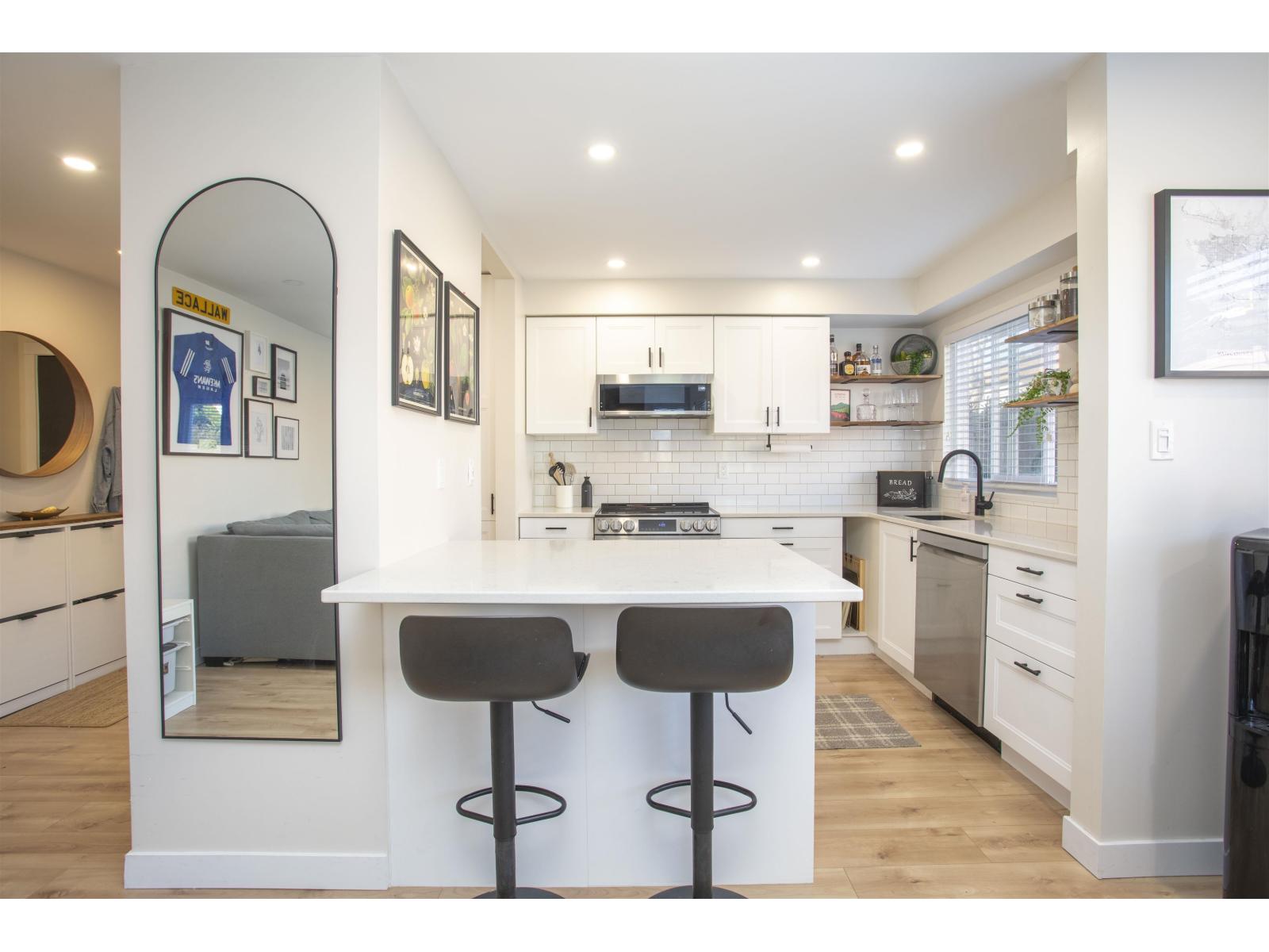 202 1381 MARTIN STREET White Rock British Columbia Canada Sale residential Chris Davidson HomeLife Benchmark Realty Corp.