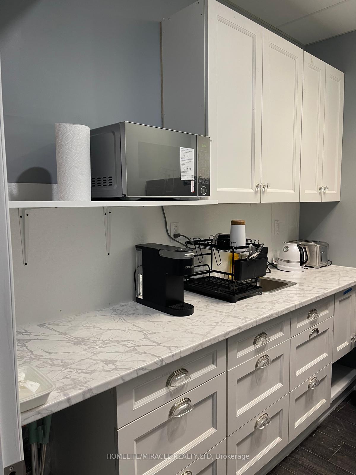 211-P - 2359 RoyalWindsor Mississauga Ontario Canada Lease commercial Oppen & Reddy HomeLife/Miracle Realty Ltd, Brokerage *