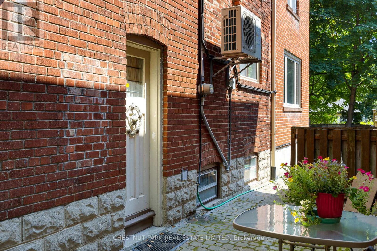 6 Bedroom Single Family Home/House's Image 34