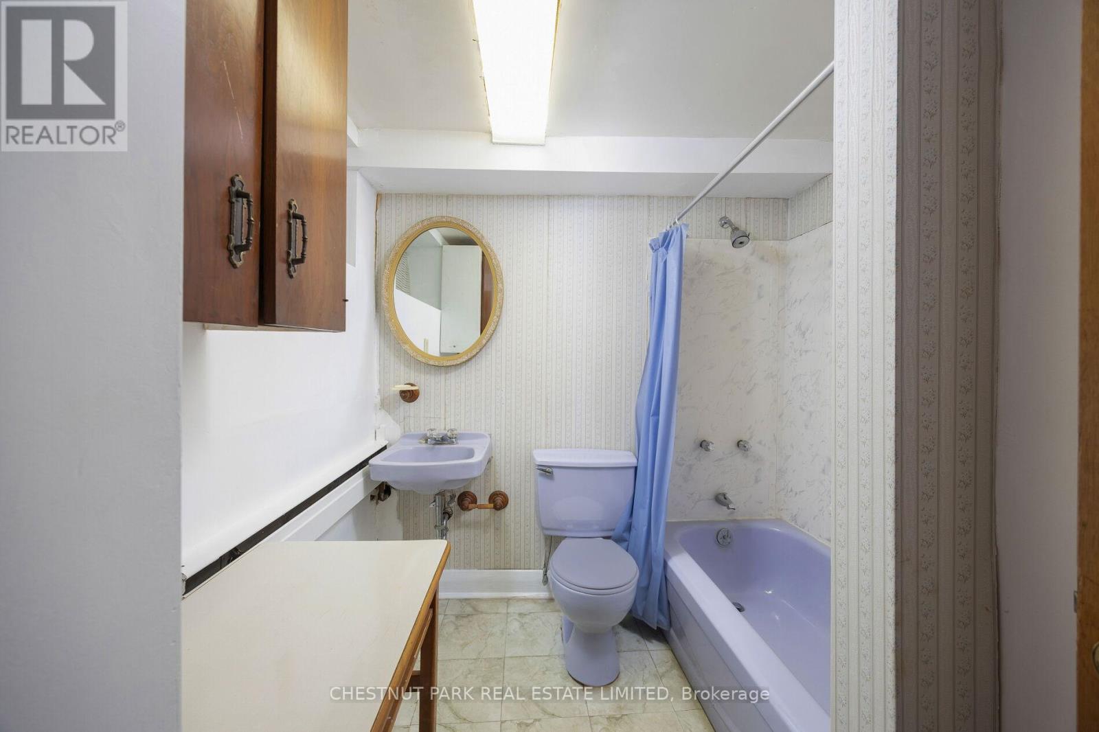 6 Bedroom Single Family Home/House's Image 30