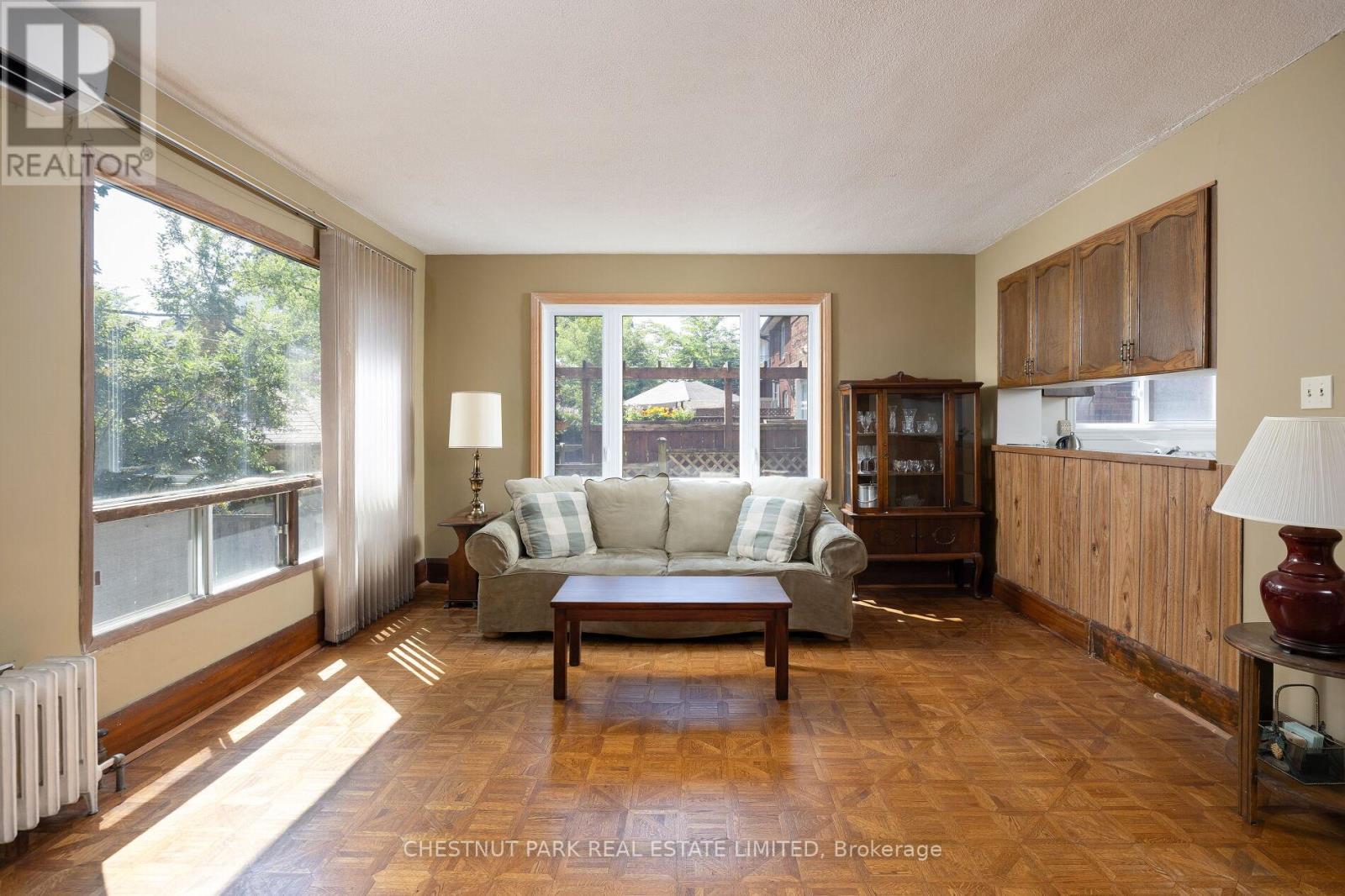 6 Bedroom Single Family Home/House's Image 13