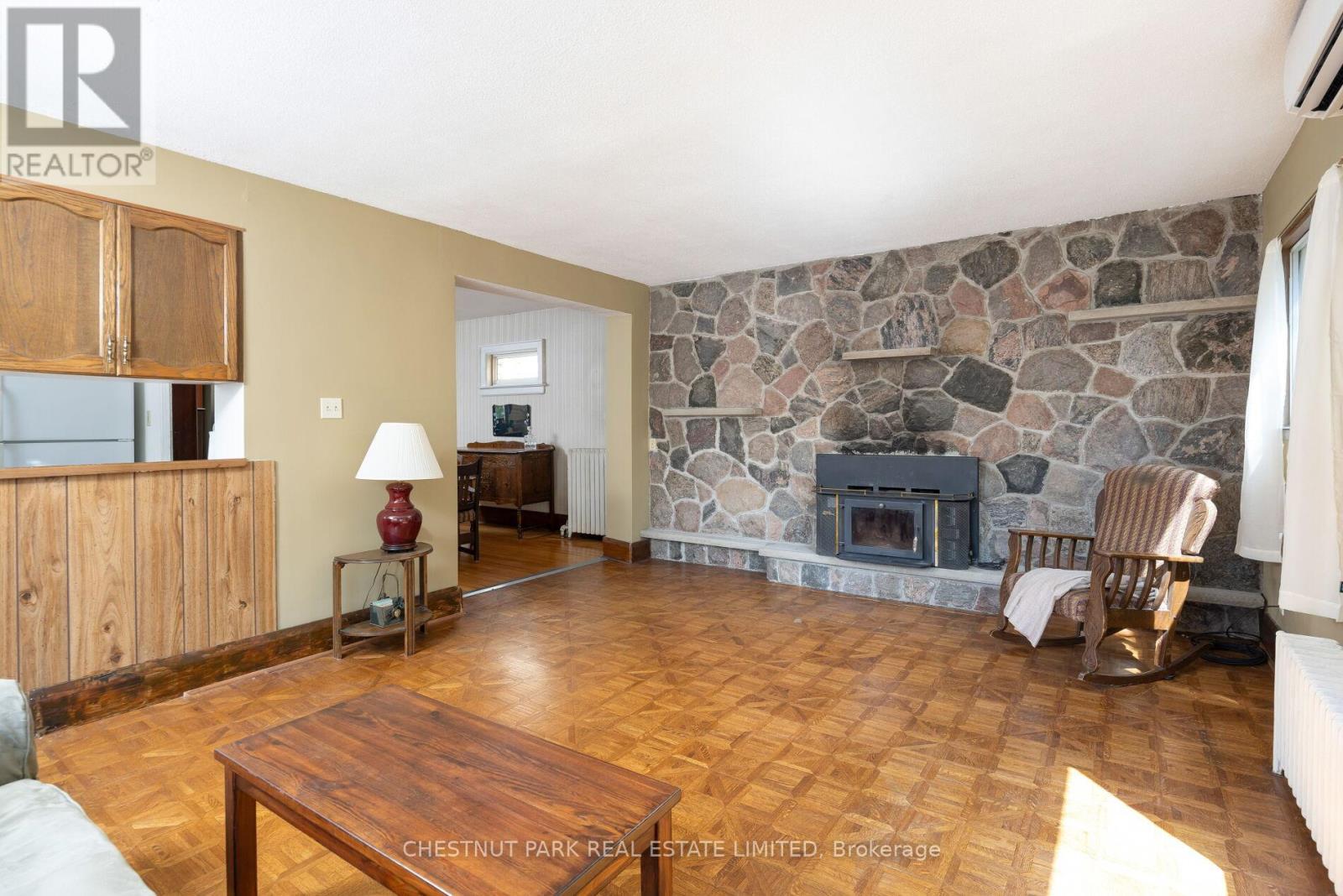 6 Bedroom Single Family Home/House's Image 14