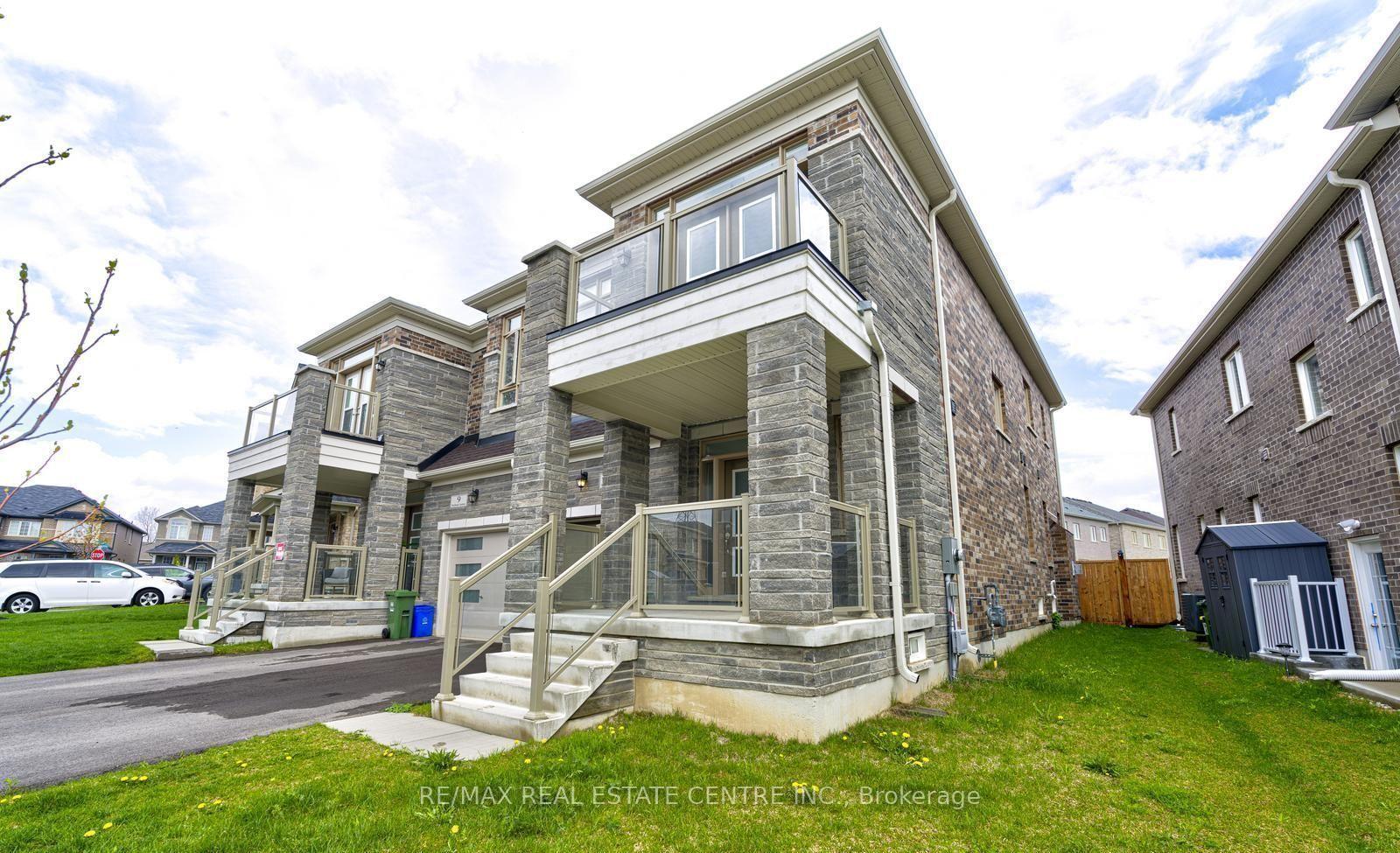 11 Trailbank Gardens Hamilton Ontario Canada Sale residential Zeeshan Kiani RE/MAX Real Estate Centre Inc., Brokerage*
