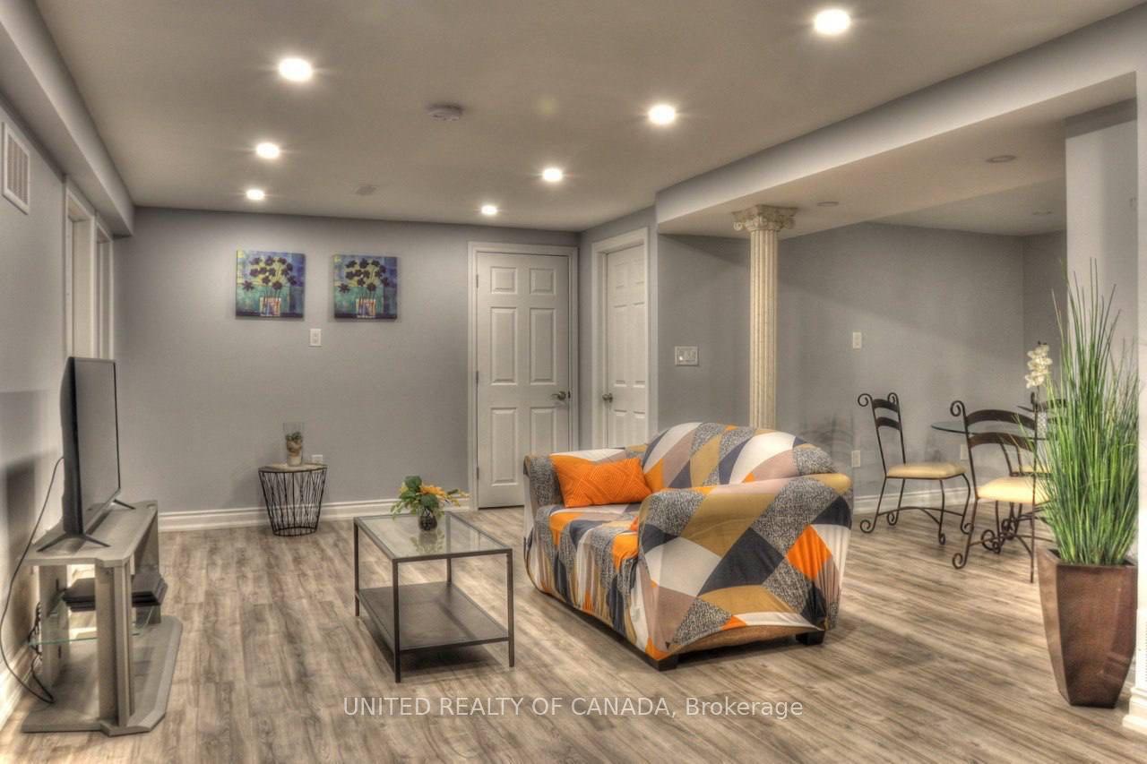 196 Mccaffrey Road Newmarket Ontario Canada Rent residential   UNITED REALTY OF CANADA, INC. BROKERAGE*