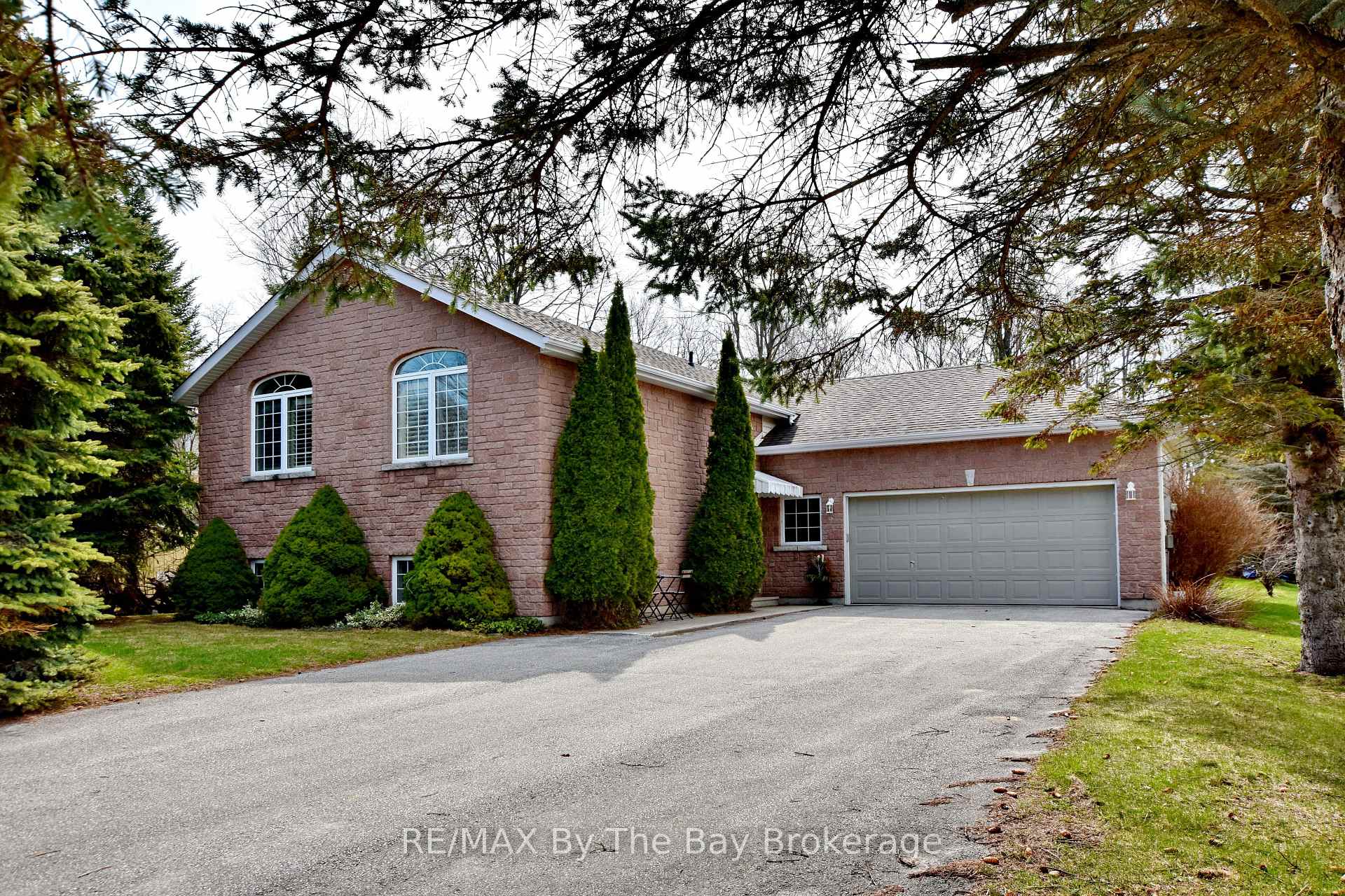 8 Pridham Court Wasaga Beach Ontario Canada Sale residential Melanie Martyn Right at Home Realty, Brokerage*