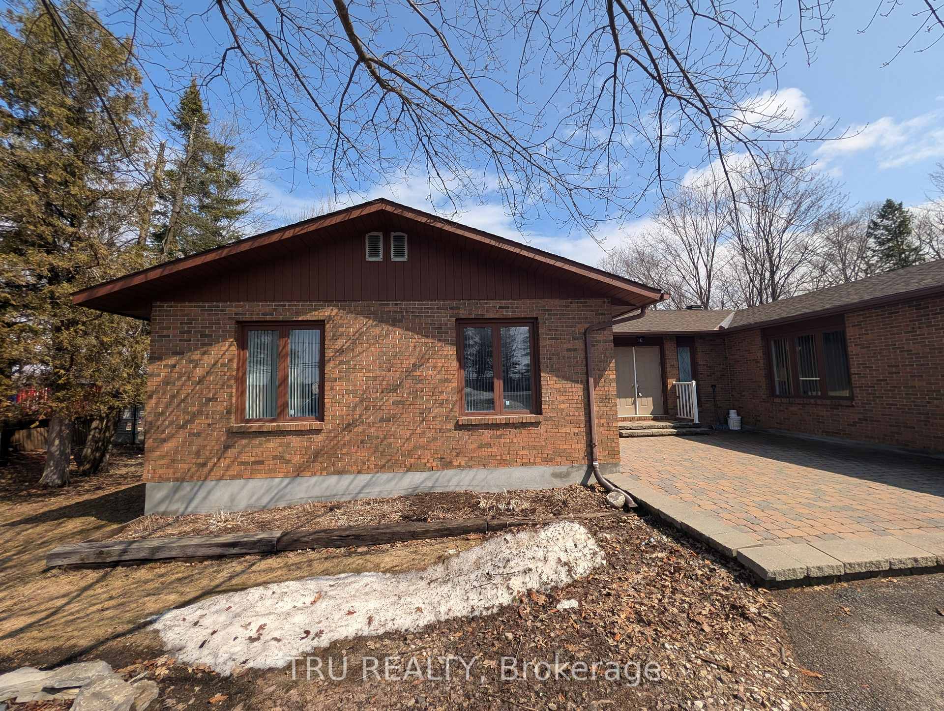 Unit A - 1083 Carp Road Ottawa Ontario Canada Lease commercial Isam Hashweh TRU REALTY , BROKERAGE*