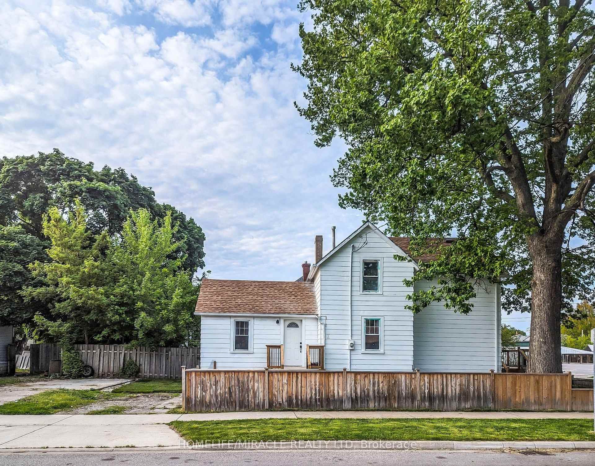 137 Proctor Street Sarnia Ontario Canada Sale residential   HomeLife/Miracle Realty Ltd., Brokerage*