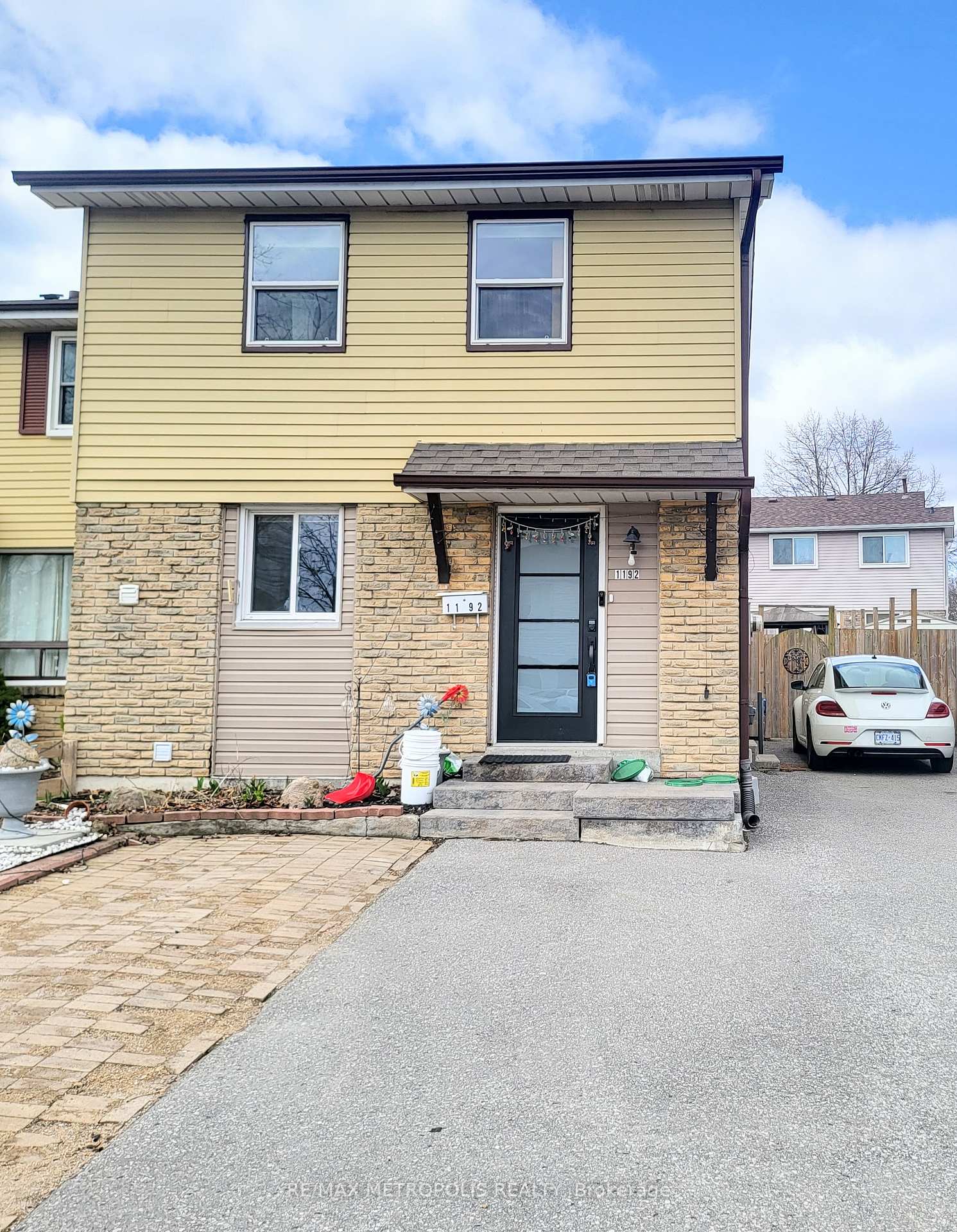 Main & Upper - 1192 Oxford Street Oshawa Ontario Canada Rent residential Kareem Henaway RE/MAX Metropolis Realty Brokerage*